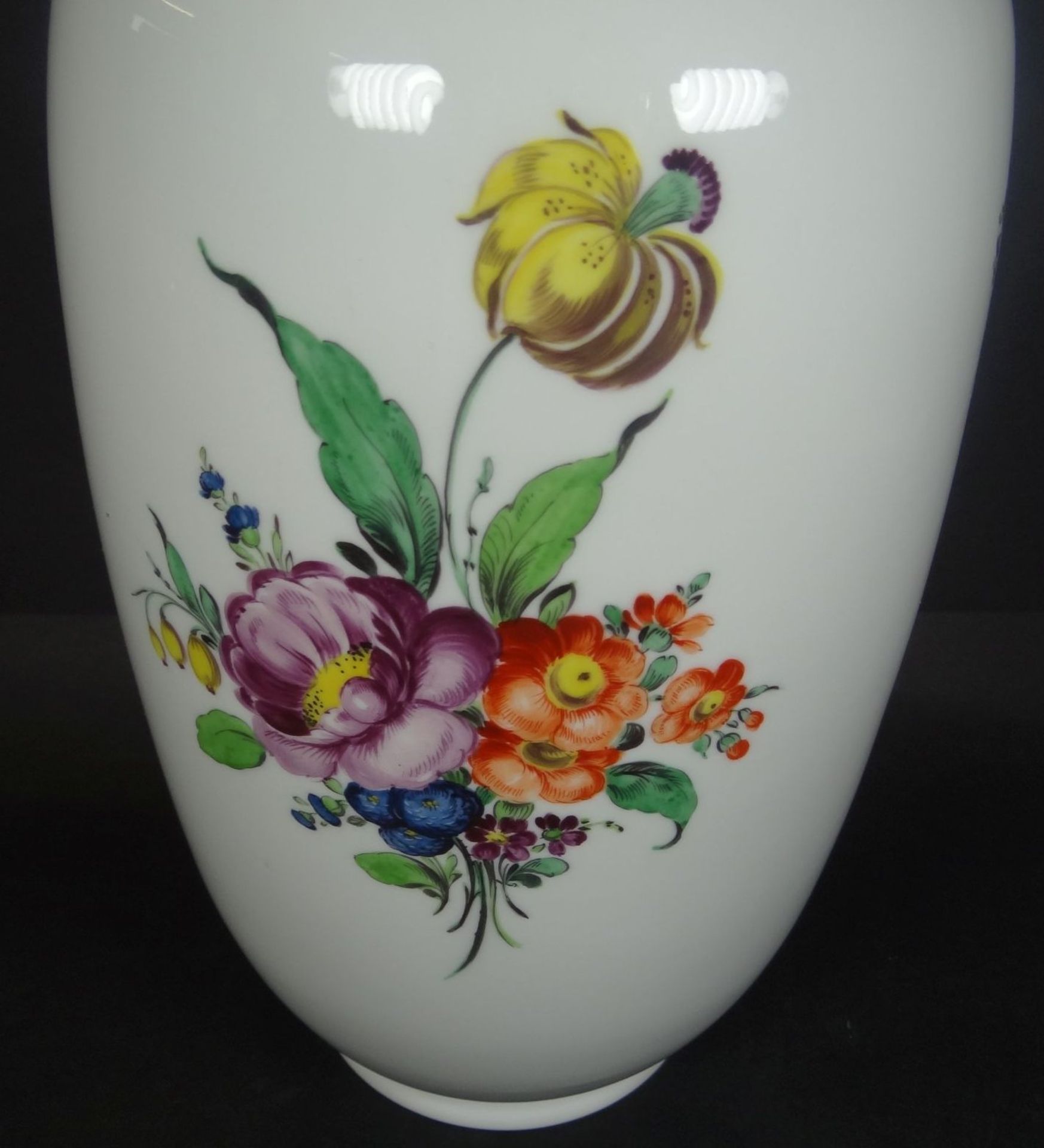 hohe Vase, Nymphenburg und "Vereinigte Werkstätten Bremen", Blumenmalerei, Standring bestossen, H-40 - Bild 5 aus 8