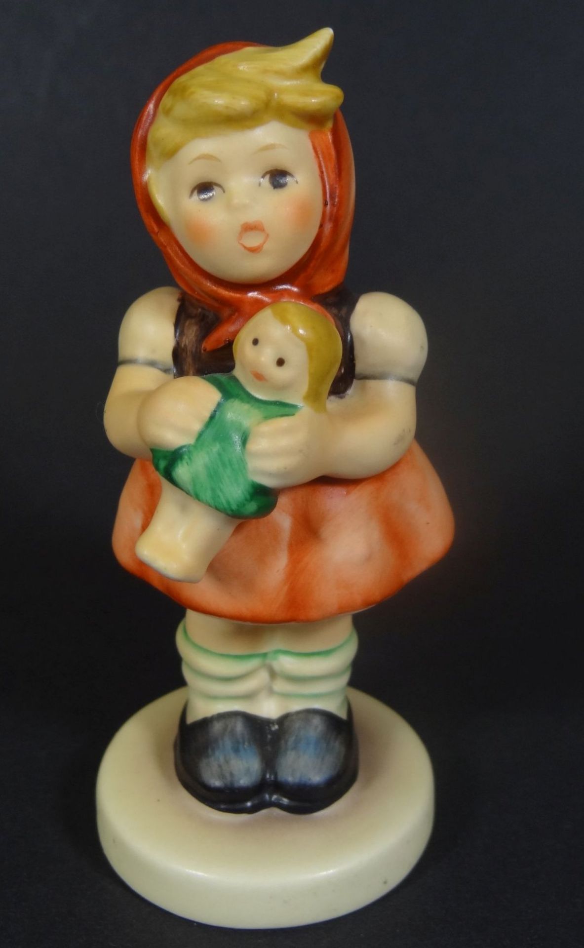 Hummelfigur "Mädchen mit Puppe" Goebel, H-8,5 c