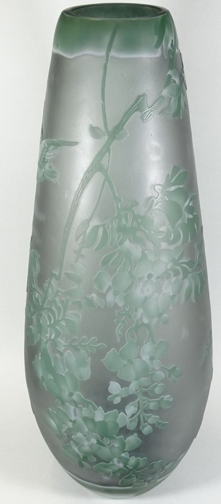 hohe Vase Type Gallè gemarkt in Boden und seitlich signiert, , Zweige und Vogel, überfangen und - Bild 8 aus 9