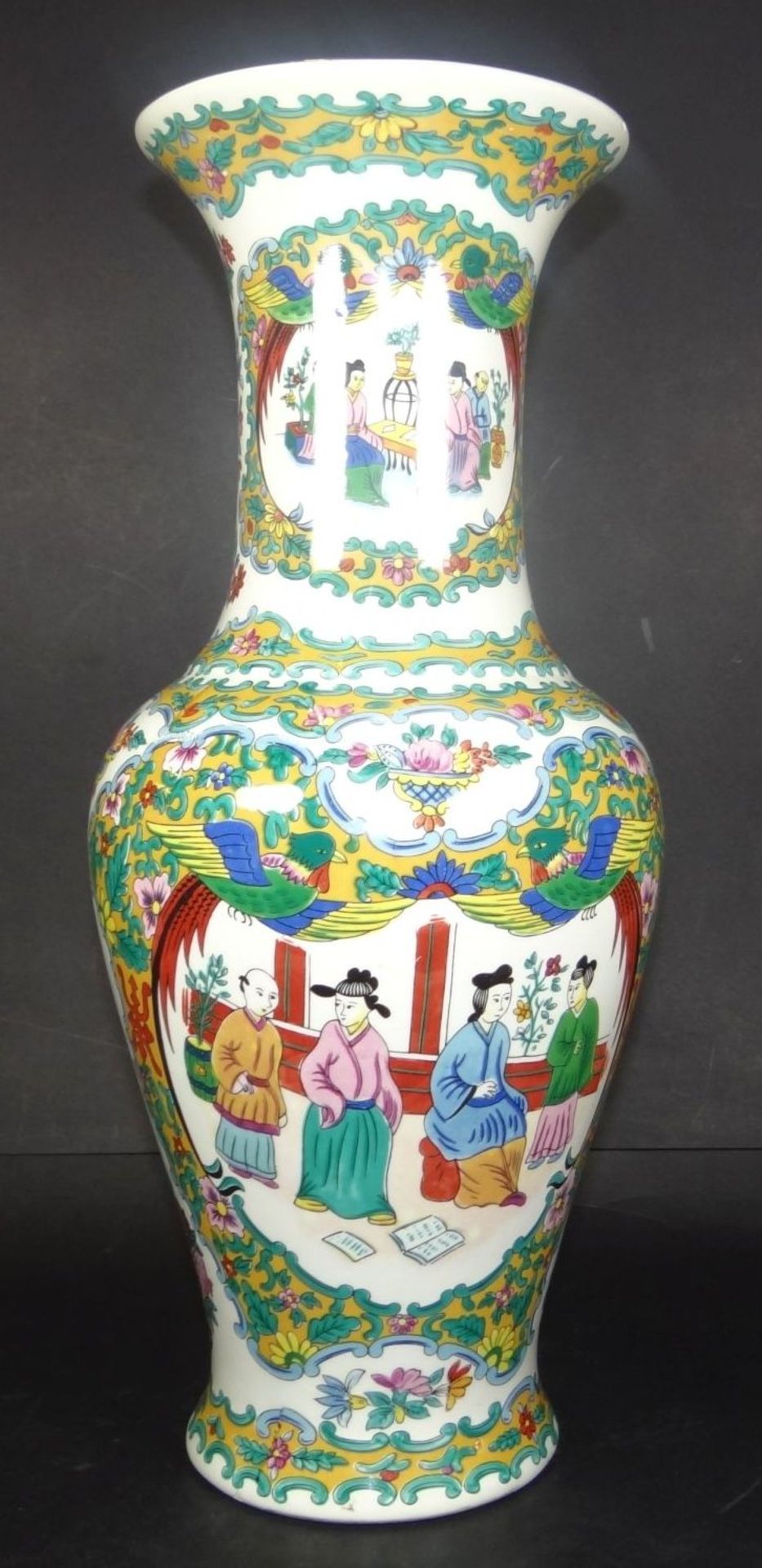 hohe Vase, China, figürl. Dekor, gemarkt, H-37 c