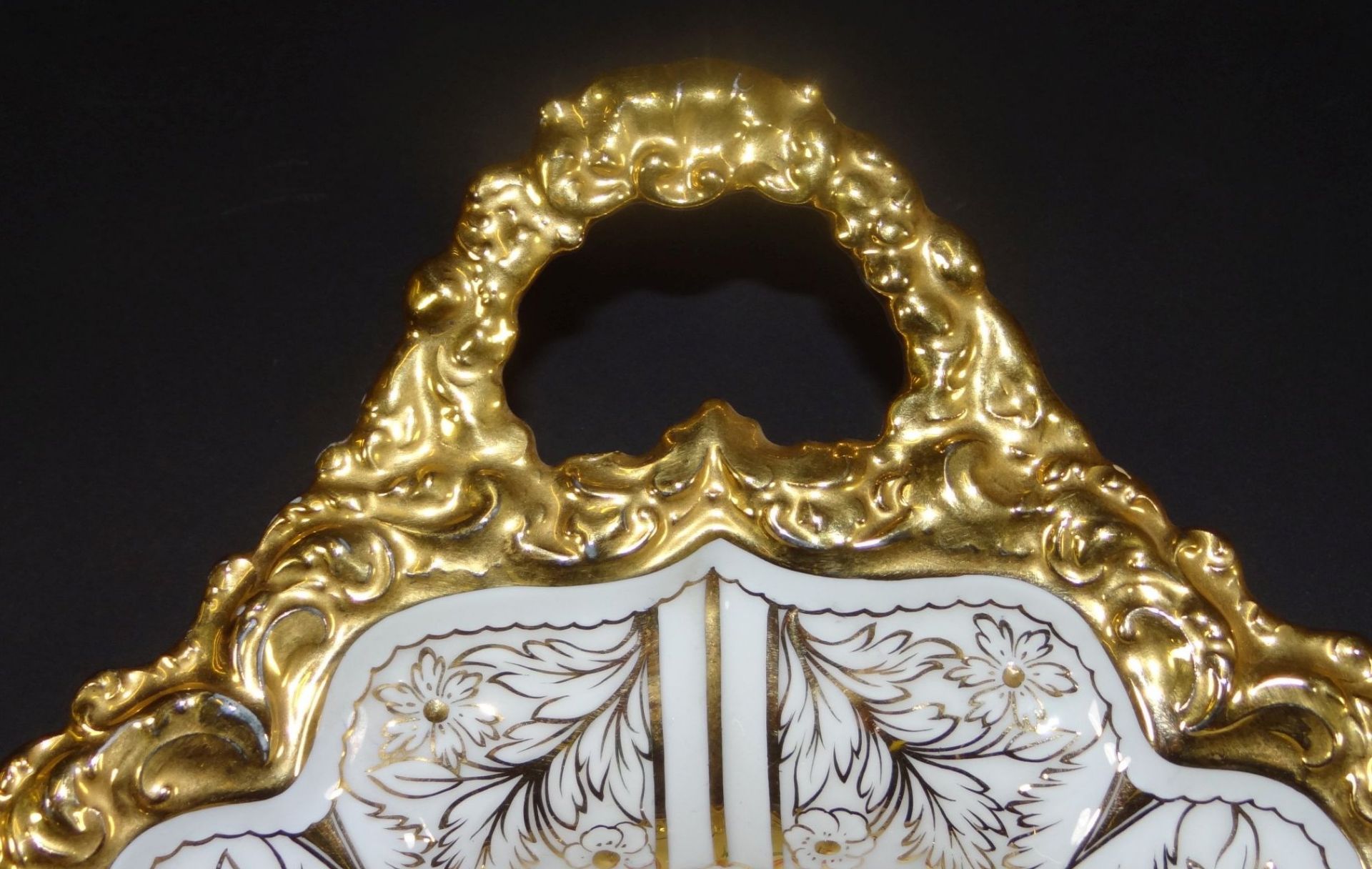 Prunkschale "Meissen" Goldstaffage mit Blume, Schwertermarke mit Punkt, 1.Wahl, H-9 cm, 35x21 cm - Bild 4 aus 7