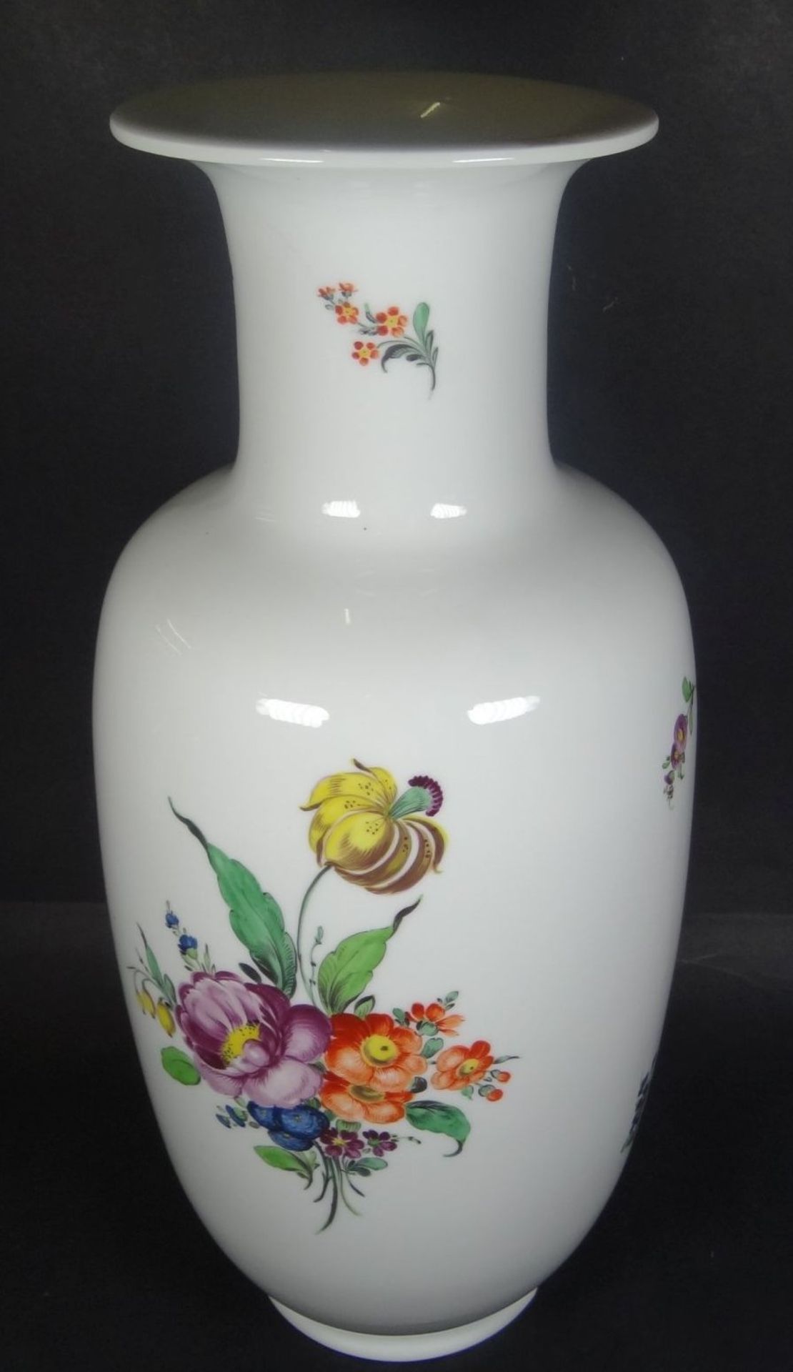 hohe Vase, Nymphenburg und "Vereinigte Werkstätten Bremen", Blumenmalerei, Standring bestossen, H-40 - Bild 6 aus 8