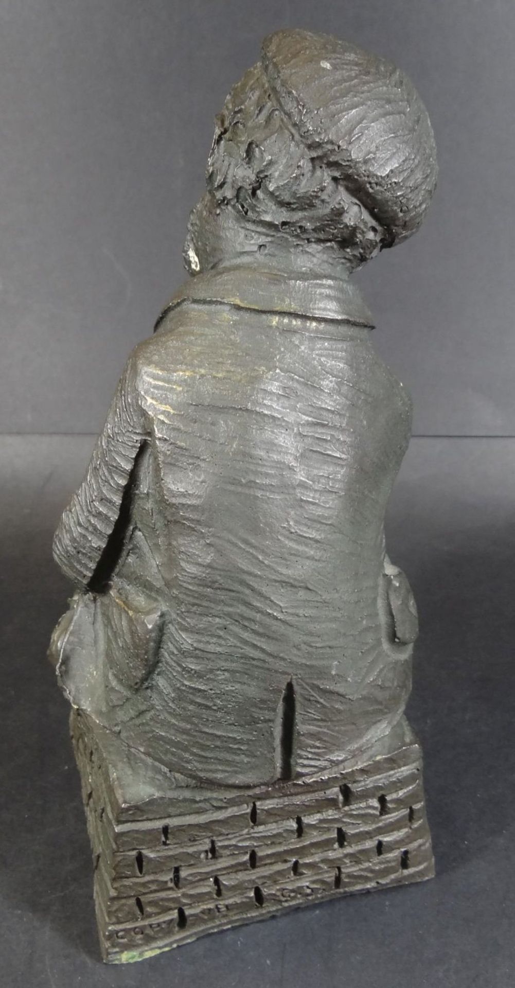Figur eines sitzenden Landstreichers, Kunstmasse, rückseitig undeutl. gemarkt, H-22 cm, 14x10 c - Bild 3 aus 4