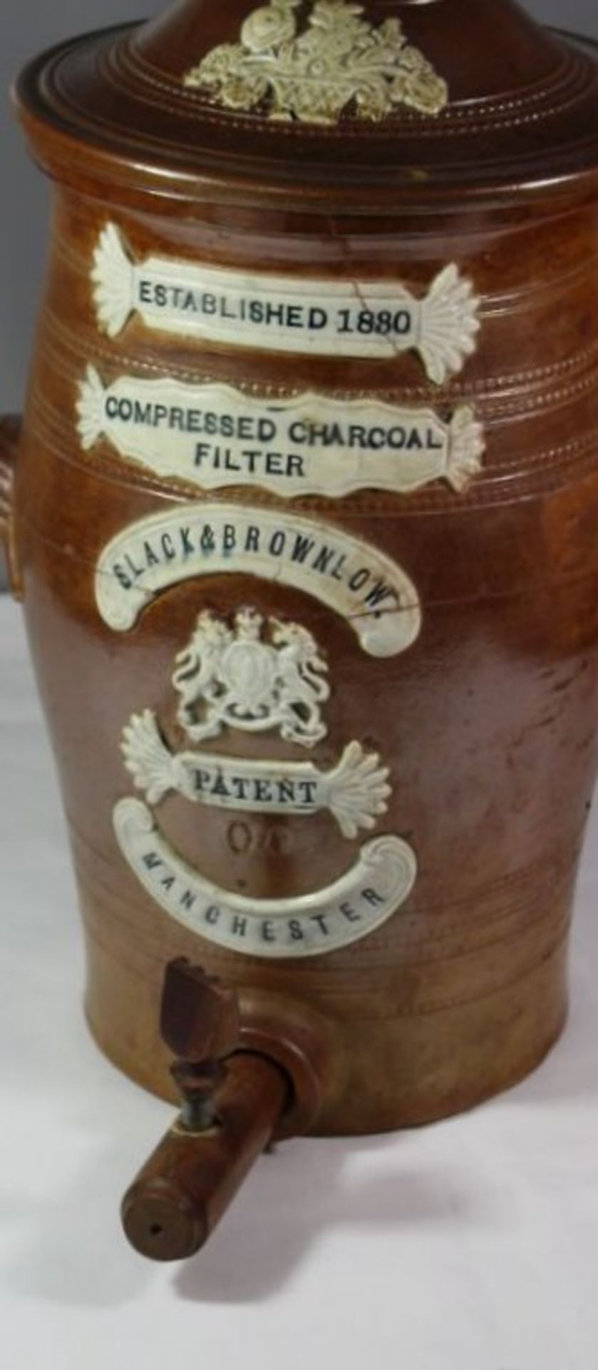 antiker Filter " compressed charcoal filter by Slack & Brownlow, Manchester", 19. Jhd., 1x gerissen, - Bild 2 aus 4