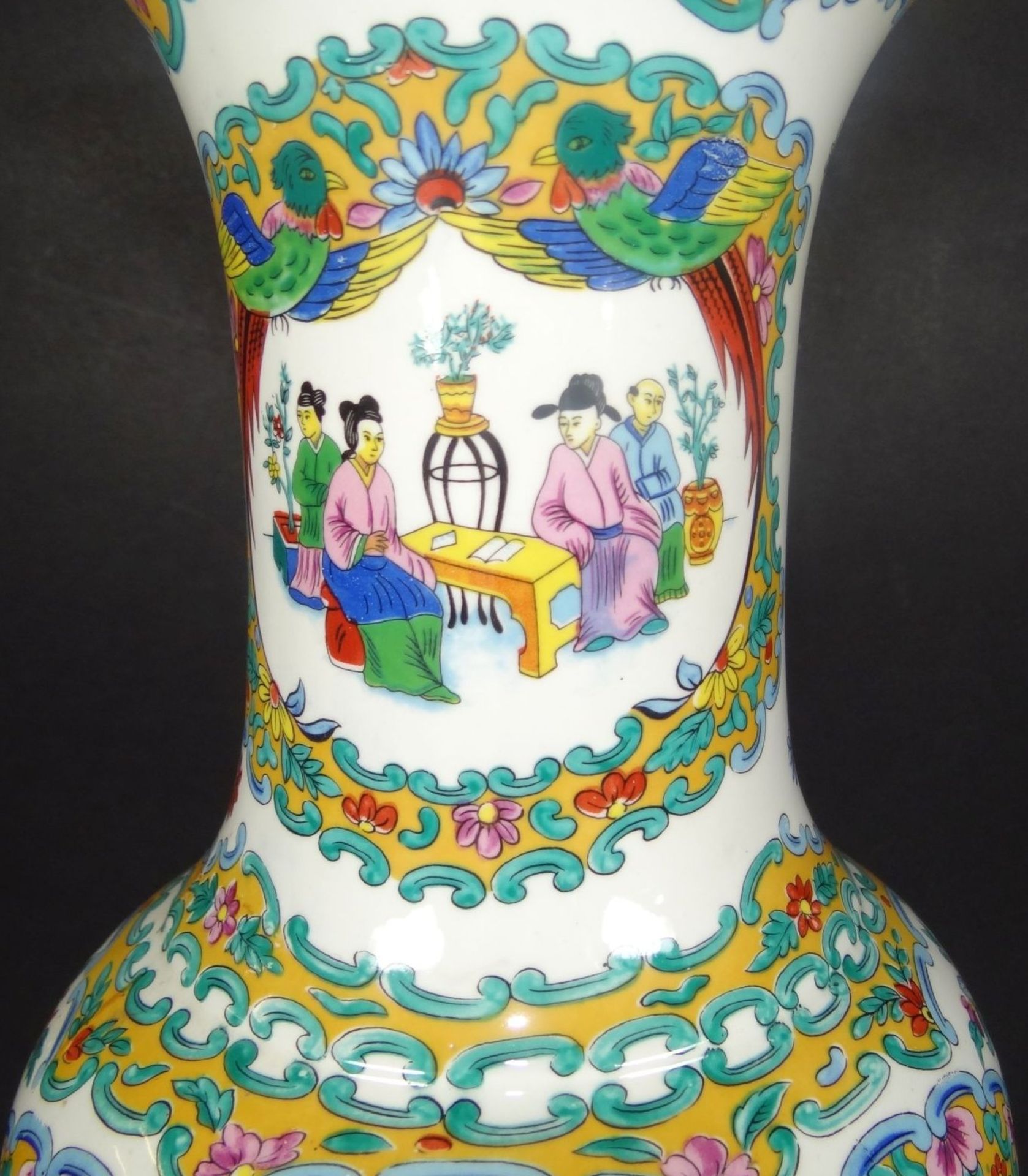 hohe Vase, China, figürl. Dekor, gemarkt, H-37 c - Bild 5 aus 7