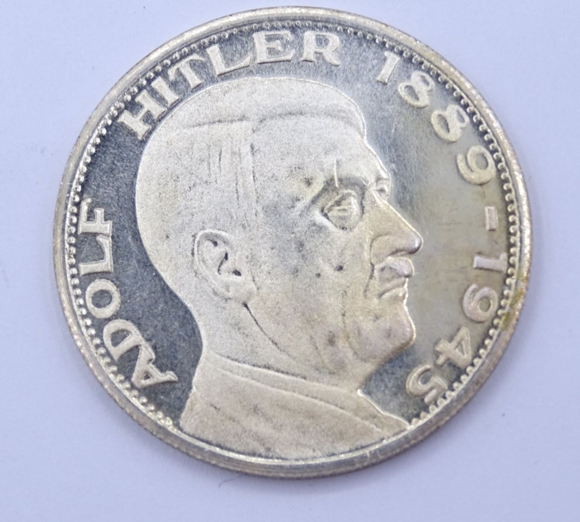 Adolf Hitler Medaille - versilbert - Bild 2 aus 2