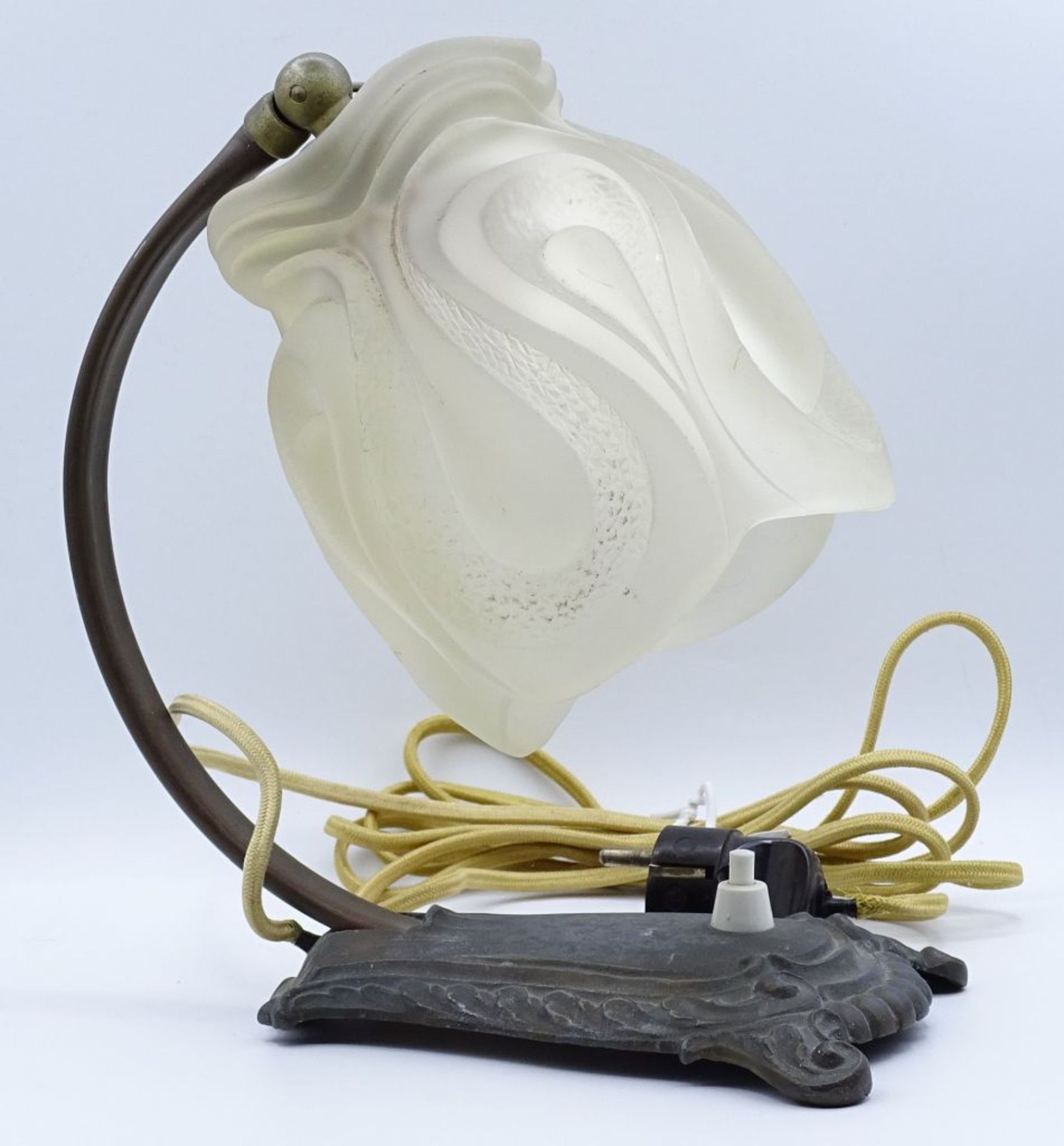 alte Nachttischlampe, 20/30er Jahre, schwere Milchglasschirm dieser mit Bestossung, H-23cm.