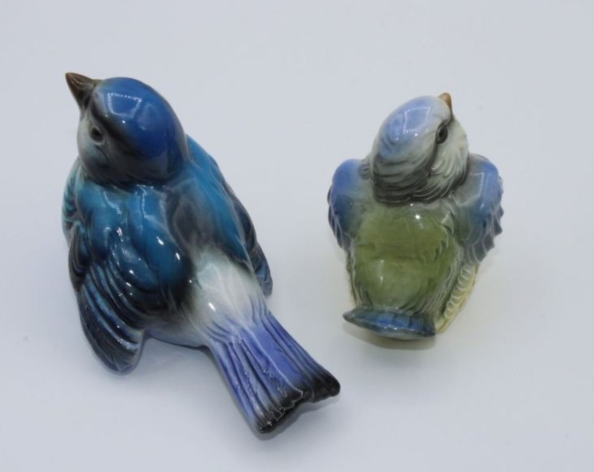 2x div. Vogelfiguren, Goebel, polychr. Bemalung in Unterglasurfarben, ca. H-7cm. - Bild 2 aus 2