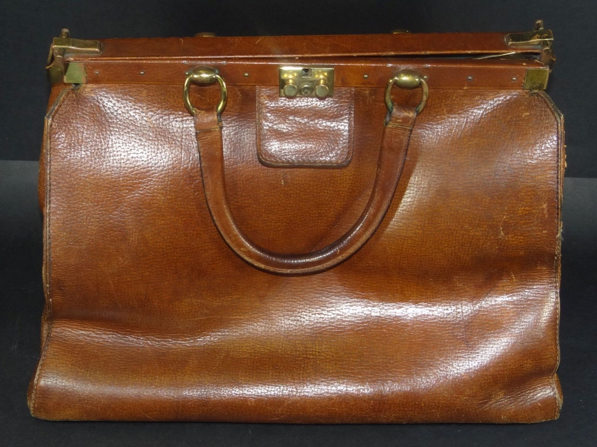 gr. Leder-Handtasche (Arzttasche?) mit Messingbeschläger, Alters-u. Gebrauchsspuren, H-28 cm, B-38