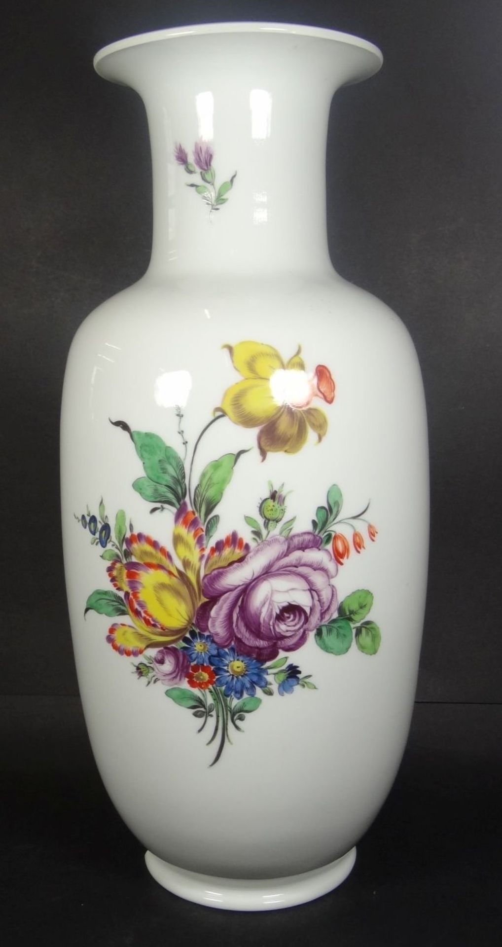 hohe Vase, Nymphenburg und "Vereinigte Werkstätten Bremen", Blumenmalerei, Standring bestossen, H-40