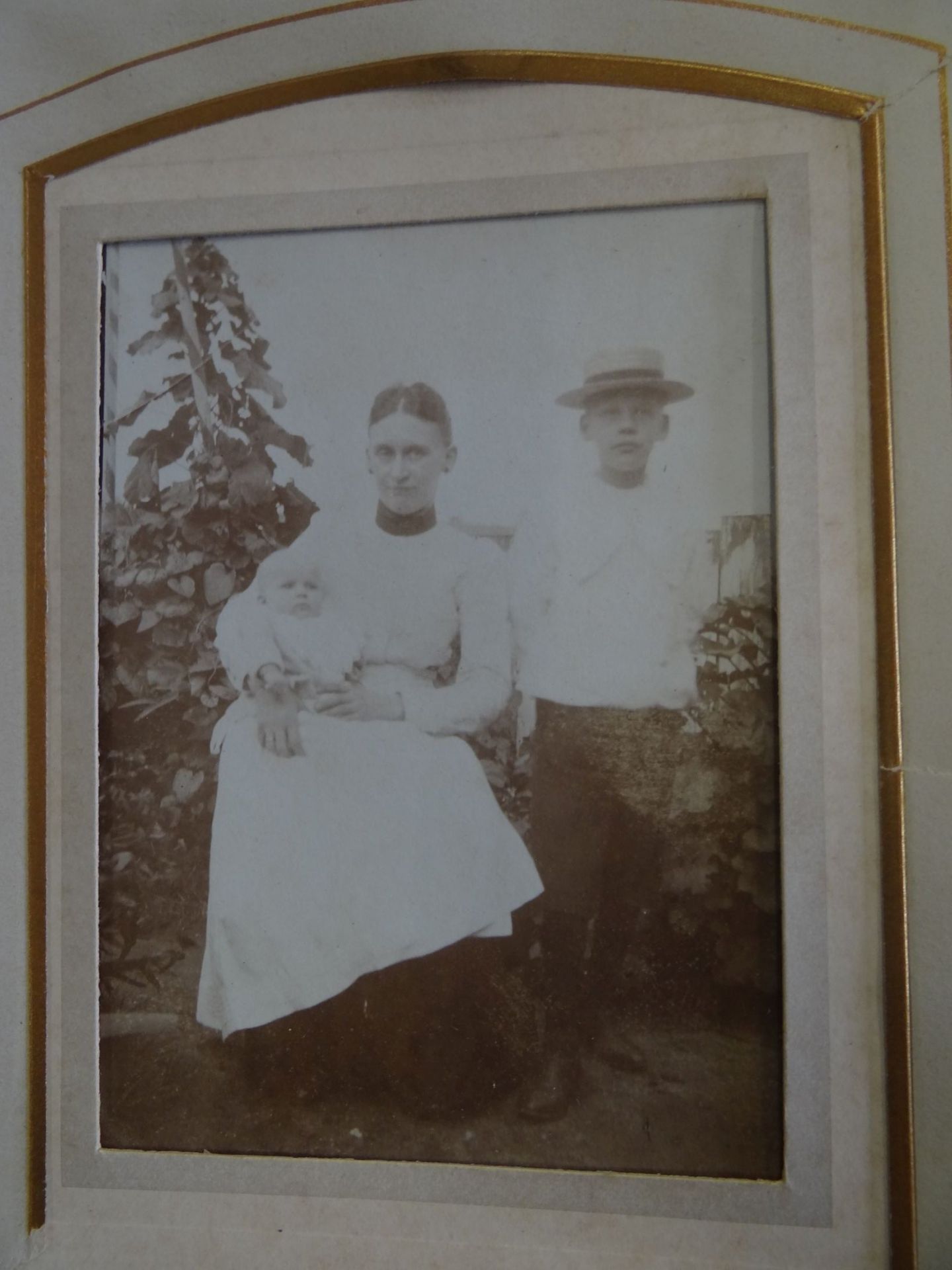 Fotoalbum einer Altenbrucher Familie mit 36 Fotos ab ca. 1850, Jugendstil-Album Rücken Stück lose, - Bild 5 aus 6