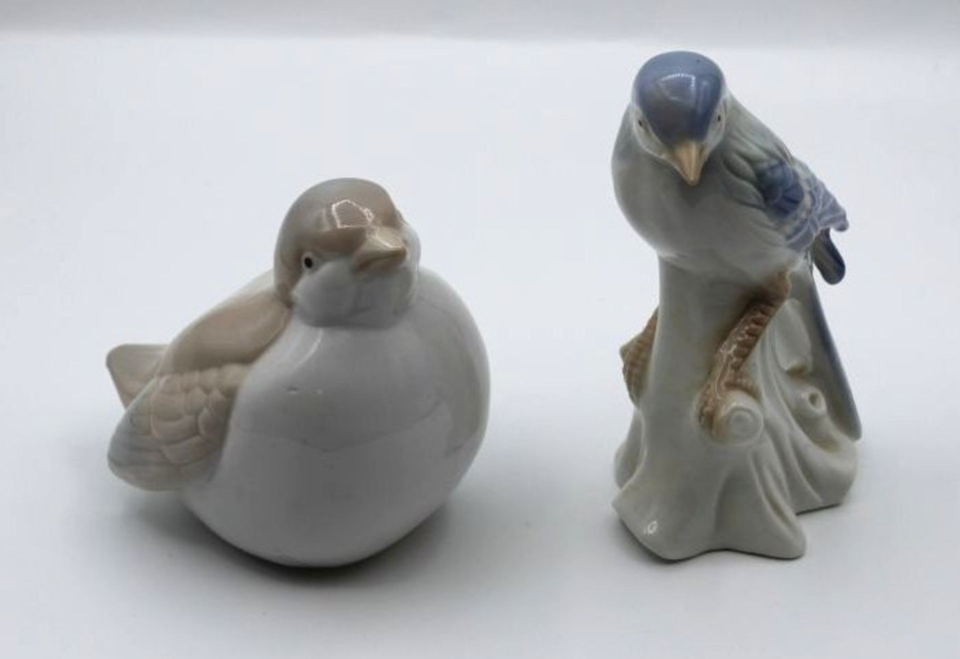 2x div. Vogelfiguren, ungemarkt, ca. H-12cm un H-8,5cm.