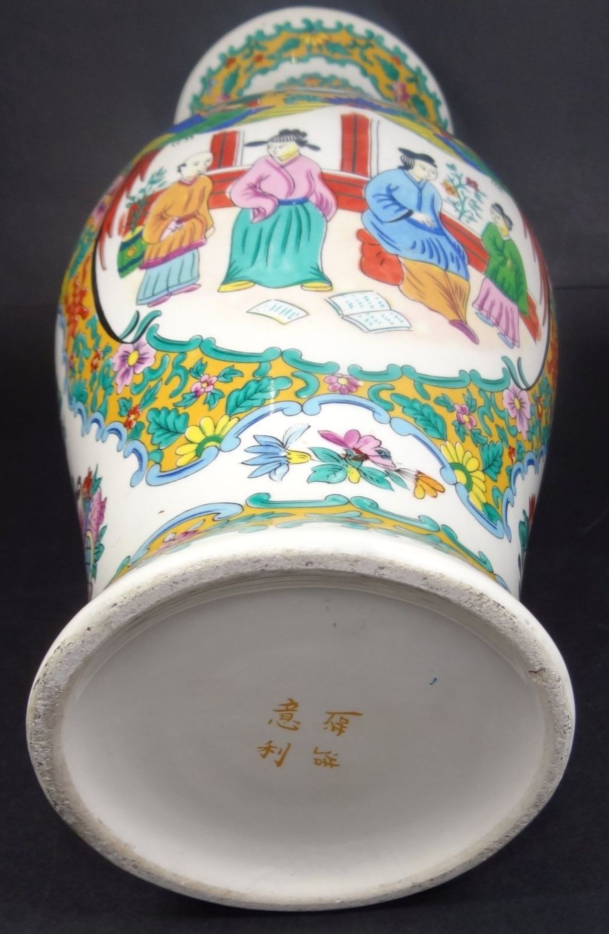 hohe Vase, China, figürl. Dekor, gemarkt, H-37 c - Bild 6 aus 7