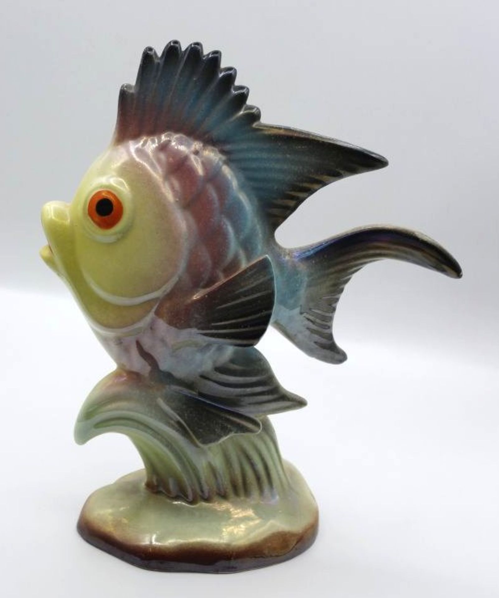 gr. Figur, Fisch, ungemarkt, polychr. Bemalung in Unterglasurfarben, H-23,5cm. - Bild 2 aus 3