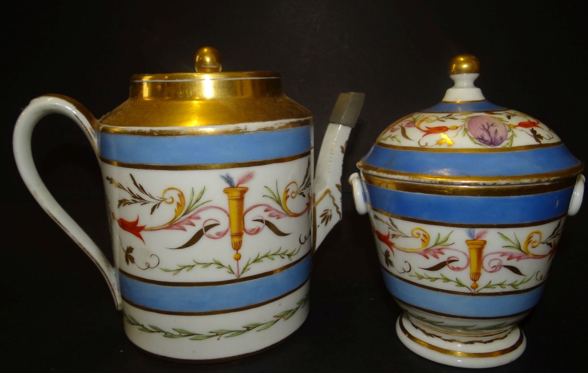 Teekanne und Zuckerdose um 1850, wohl Frankreich, Gold tw. berieben, Tülle mit Metallspitze,