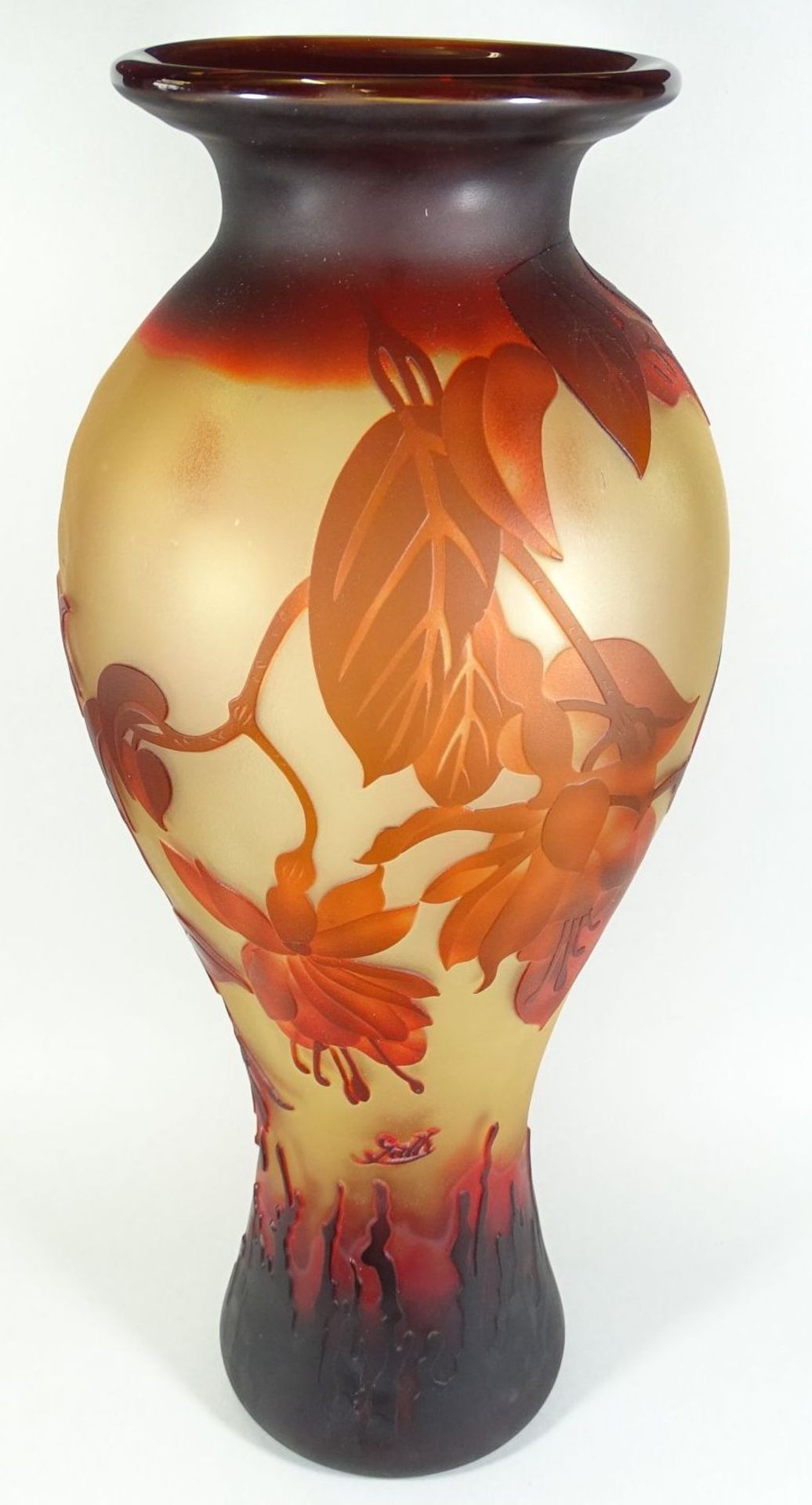 hohe Vase Type Gallè gemarkt in Boden und seitlich signiert, , Zweige und Vogel, braun/rot