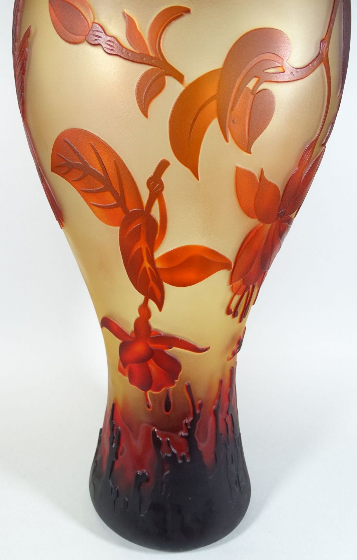 hohe Vase Type Gallè gemarkt in Boden und seitlich signiert, , Zweige und Vogel, braun/rot - Bild 6 aus 10