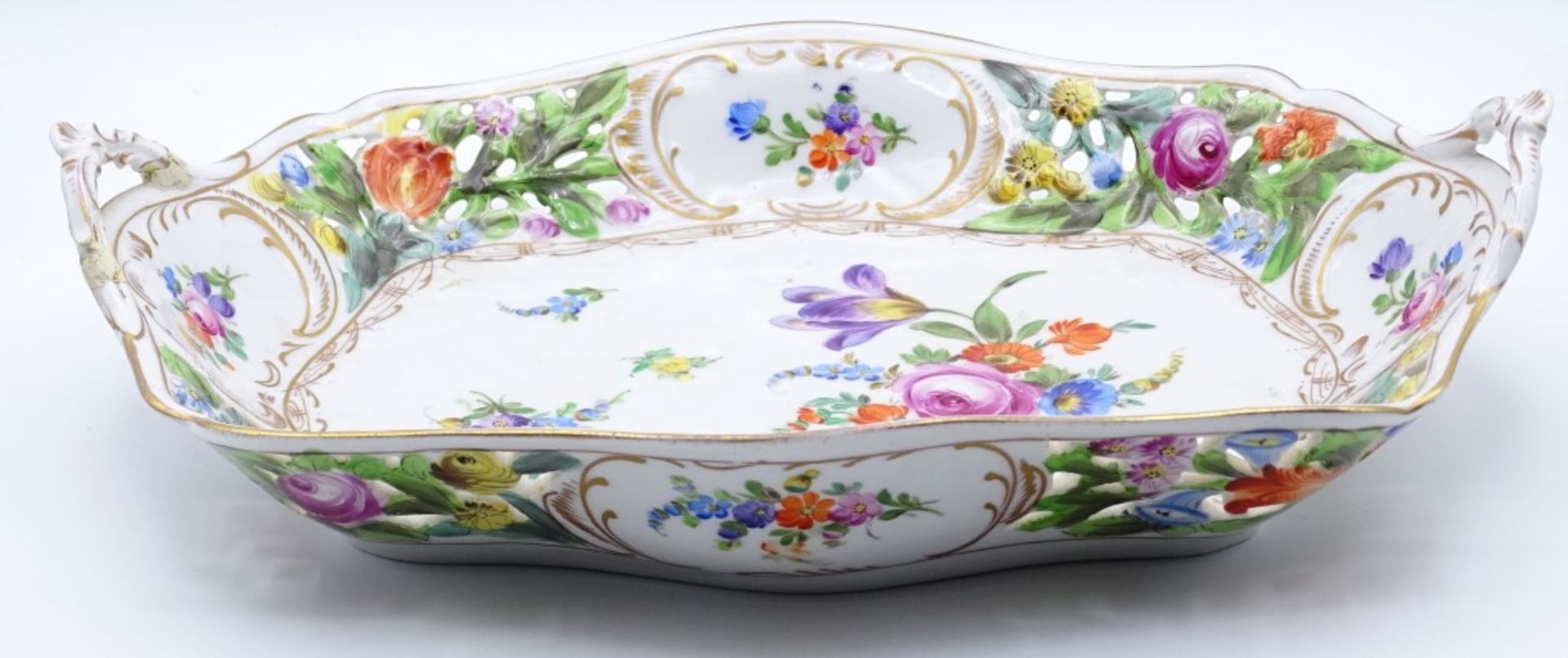 Henkelschale Dresden um 1900,Blumenbemalung,27x23cm, ein Henkel geklebt