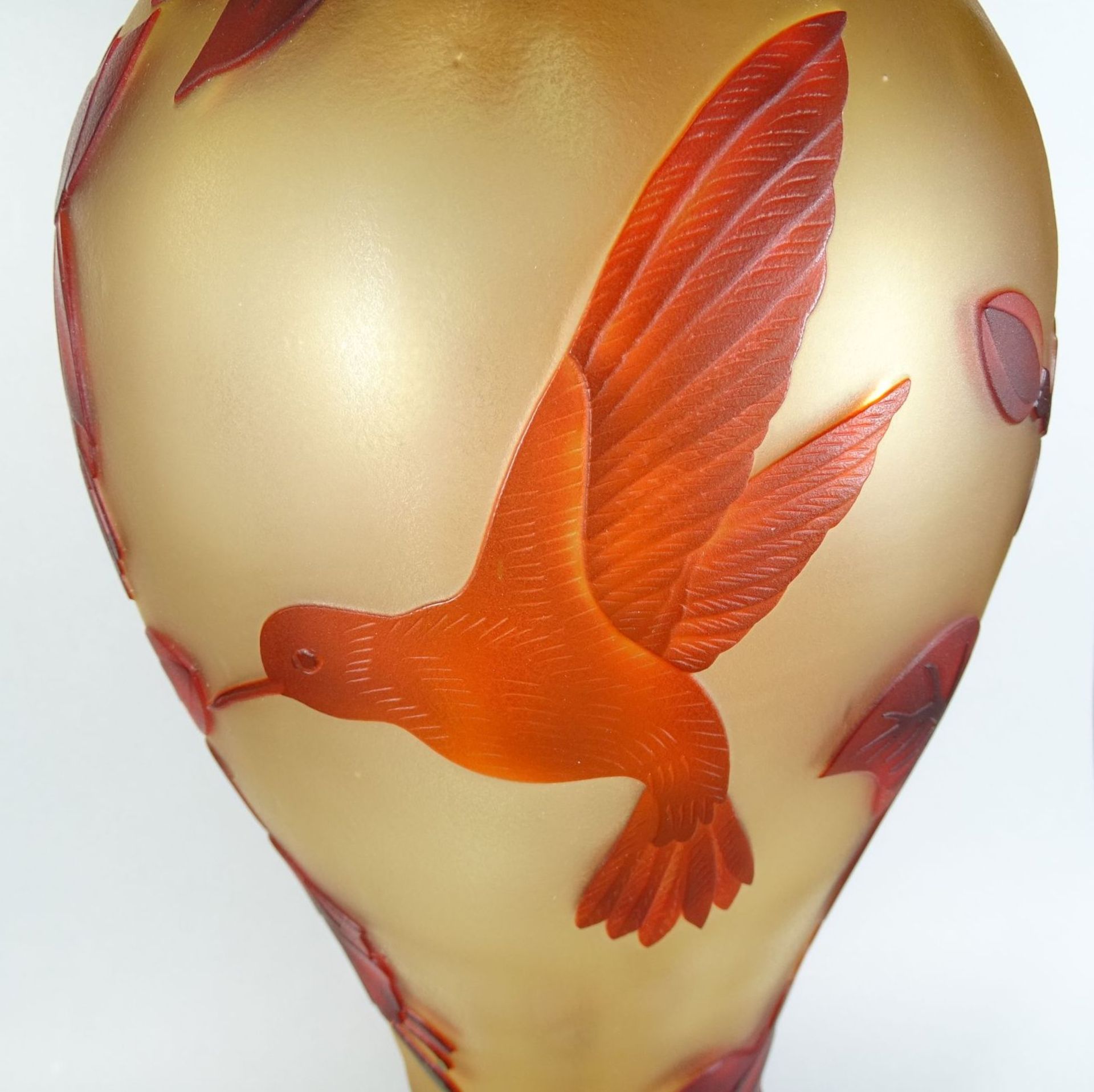 hohe Vase Type Gallè gemarkt in Boden und seitlich signiert, , Zweige und Vogel, braun/rot - Bild 5 aus 10
