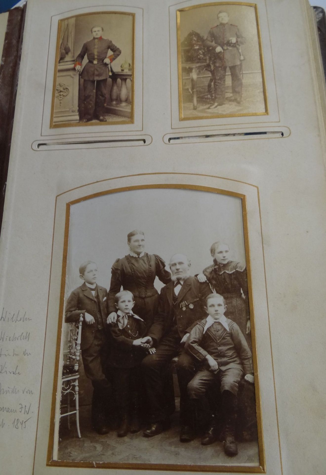 Fotoalbum einer Altenbrucher Familie mit 36 Fotos ab ca. 1850, Jugendstil-Album Rücken Stück lose,