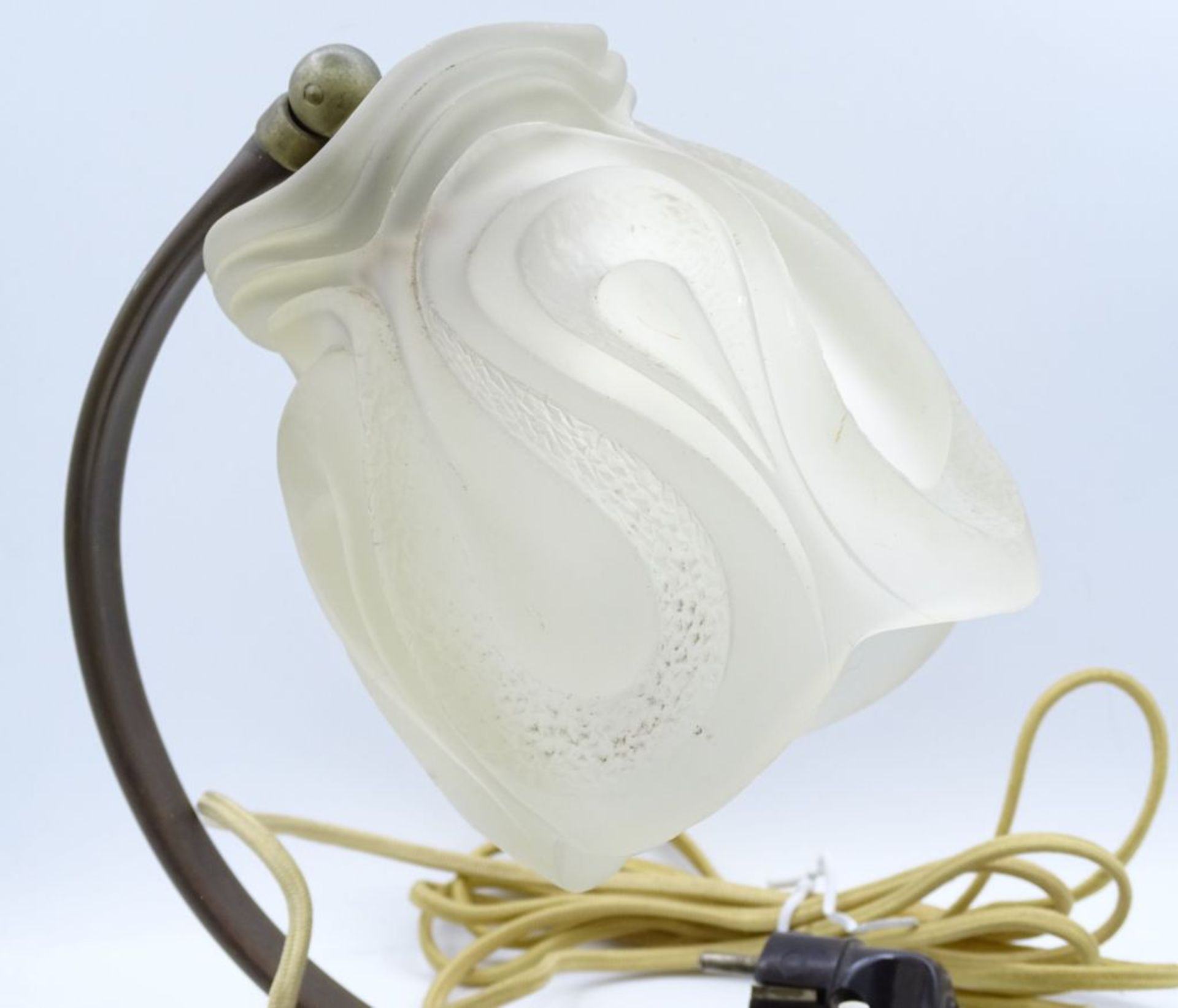 alte Nachttischlampe, 20/30er Jahre, schwere Milchglasschirm dieser mit Bestossung, H-23cm. - Bild 3 aus 4