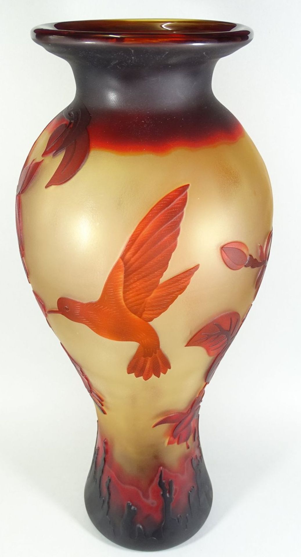 hohe Vase Type Gallè gemarkt in Boden und seitlich signiert, , Zweige und Vogel, braun/rot - Bild 4 aus 10