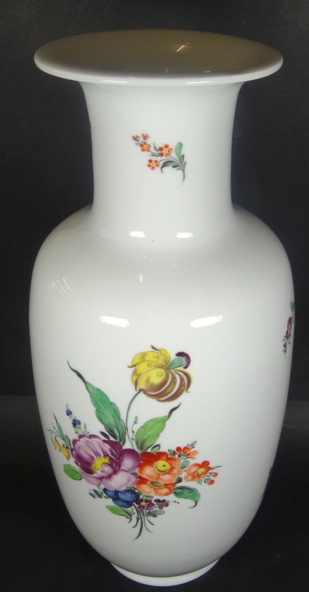 hohe Vase, Nymphenburg und "Vereinigte Werkstätten Bremen", Blumenmalerei, Standring bestossen, H-40 - Bild 4 aus 8