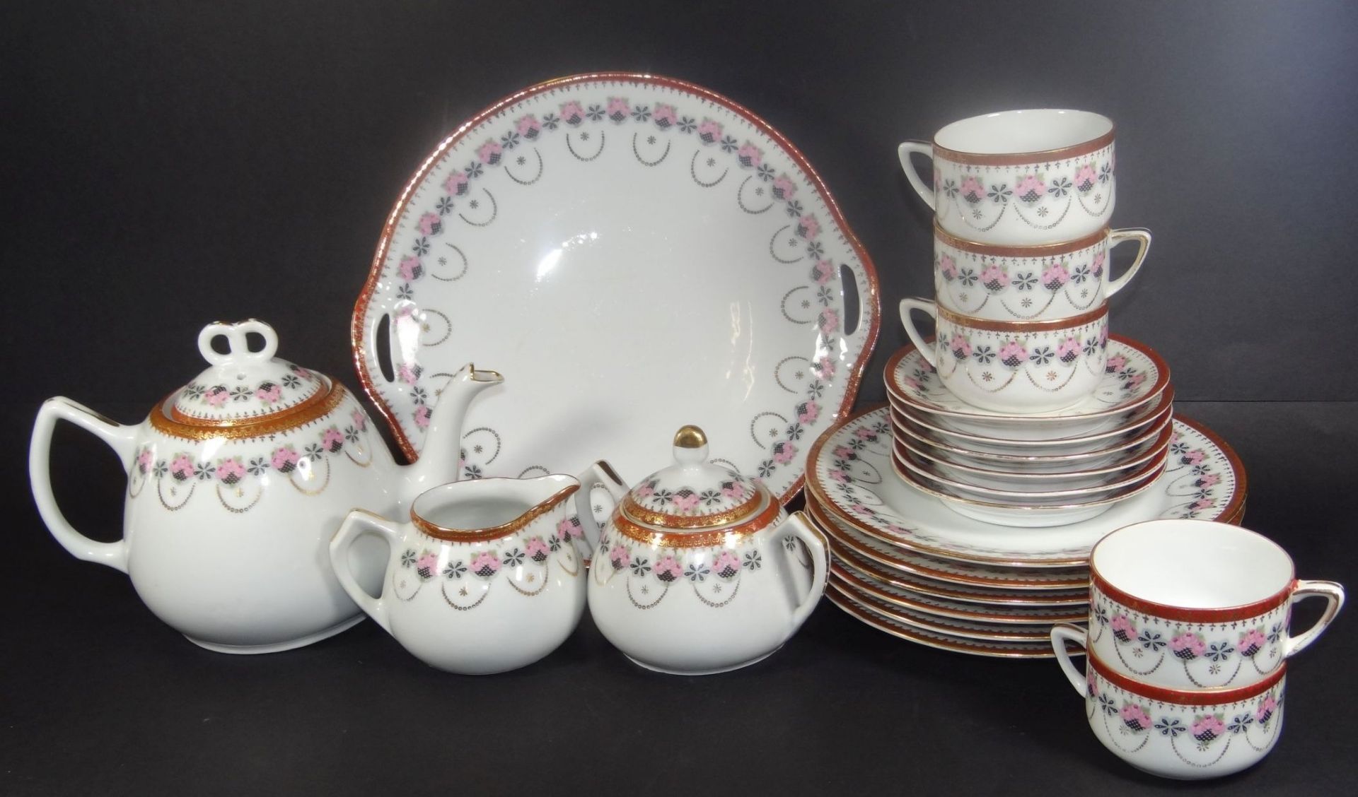 21 tg. Jugendstil-Teeservice um 1910, Silesia, Kuchenplatte mit Glasurriss, 1x Untertasse mit