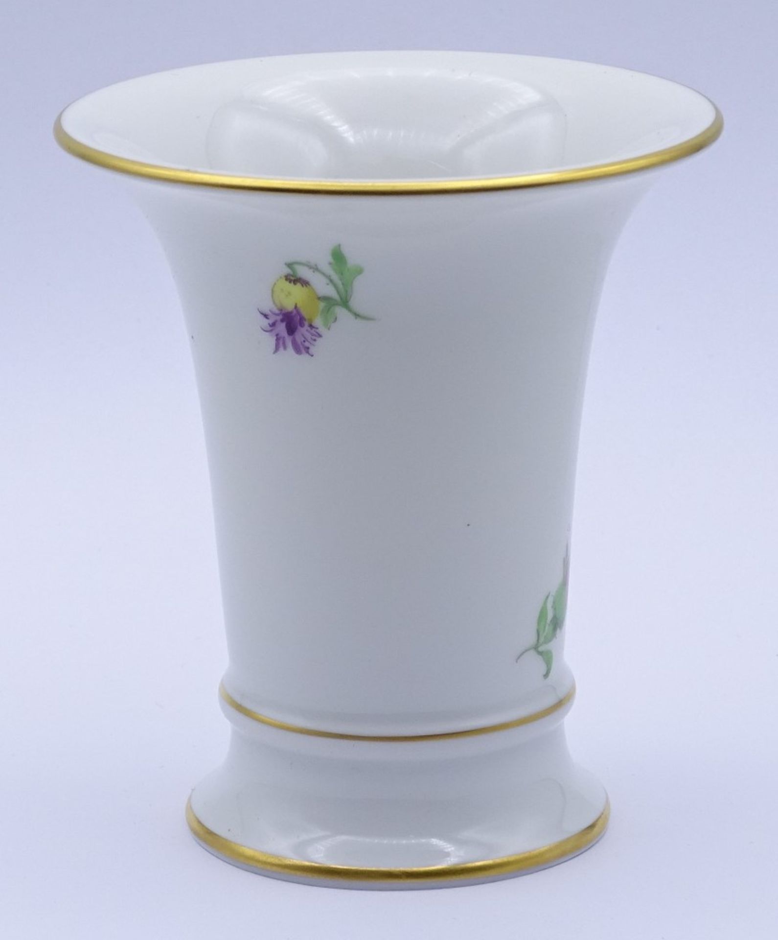 kl. "Meissen" Vase,mit Blumendekor,Goldrand,Schwertermarke im Boden,1.Wahl,H-9,5cm - Bild 2 aus 3