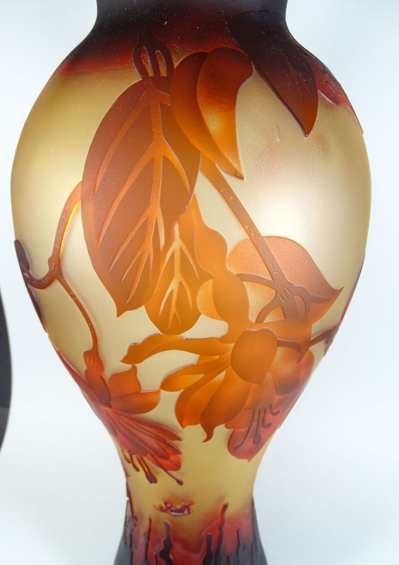 hohe Vase Type Gallè gemarkt in Boden und seitlich signiert, , Zweige und Vogel, braun/rot - Bild 8 aus 10