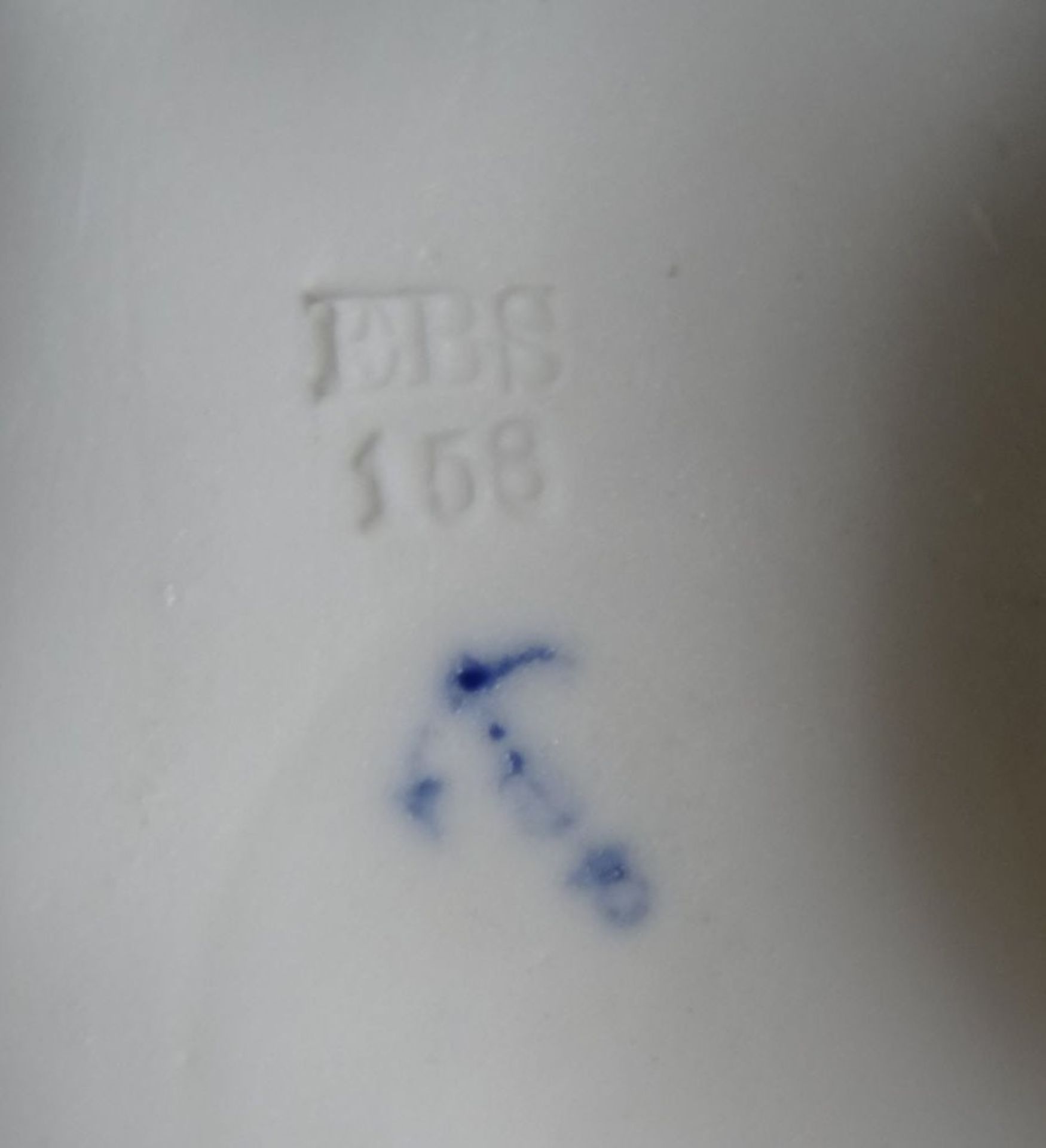 Engelchen mit Schubkarre, bemalt, blaue Ankermarke, Stand mit kl. Anplatzern, H-15 cm - Bild 5 aus 5