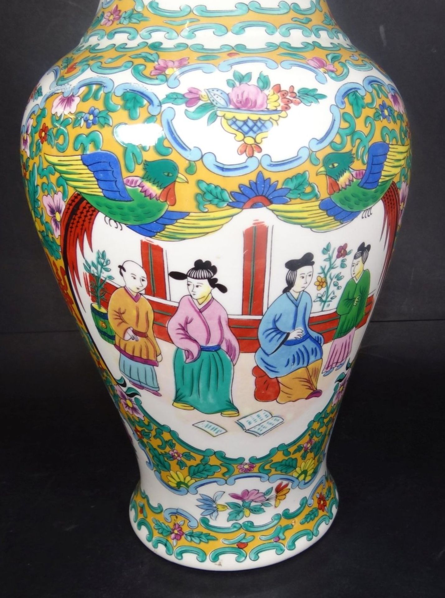 hohe Vase, China, figürl. Dekor, gemarkt, H-37 c - Bild 3 aus 7