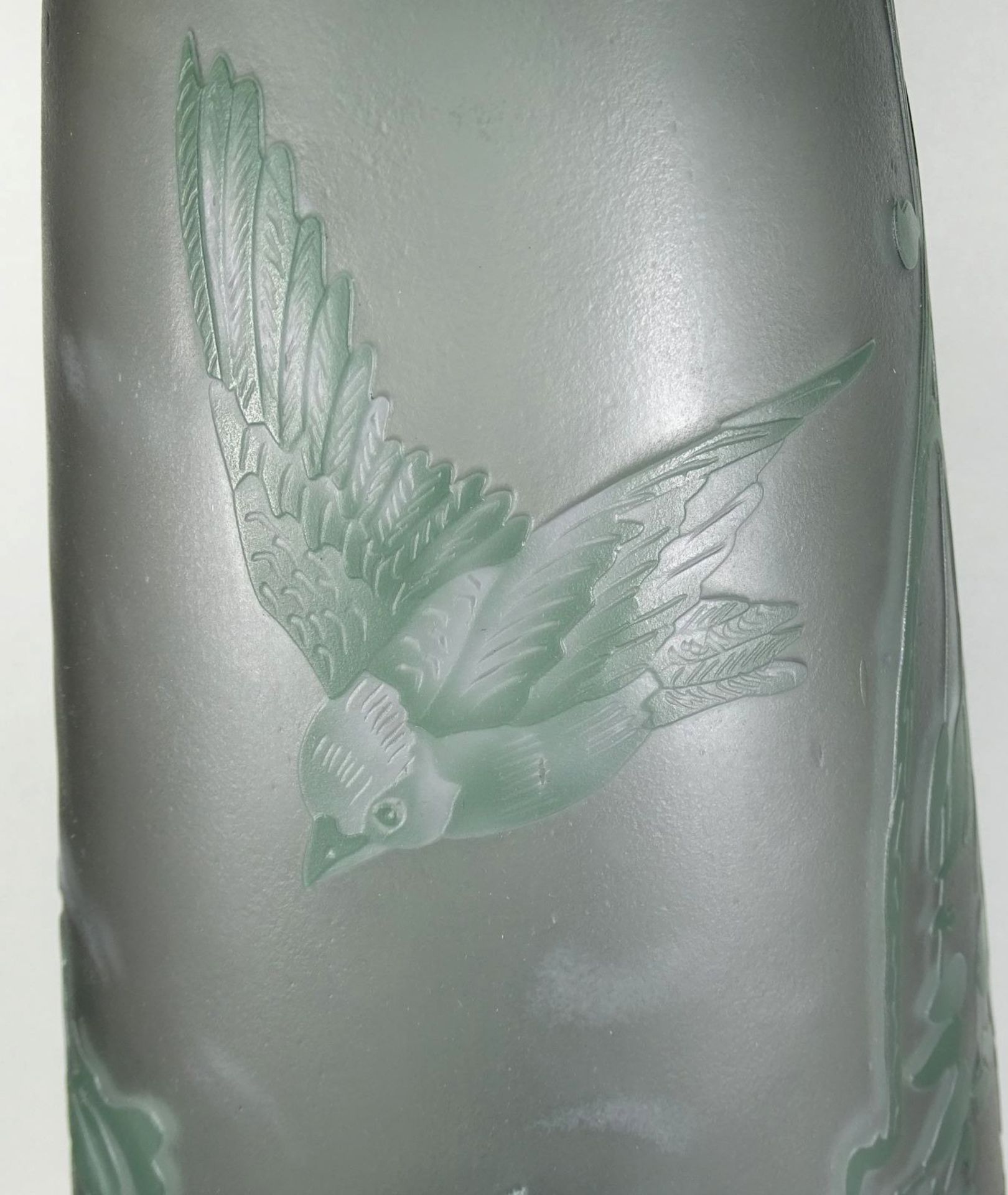 hohe Vase Type Gallè gemarkt in Boden und seitlich signiert, , Zweige und Vogel, überfangen und - Bild 7 aus 9