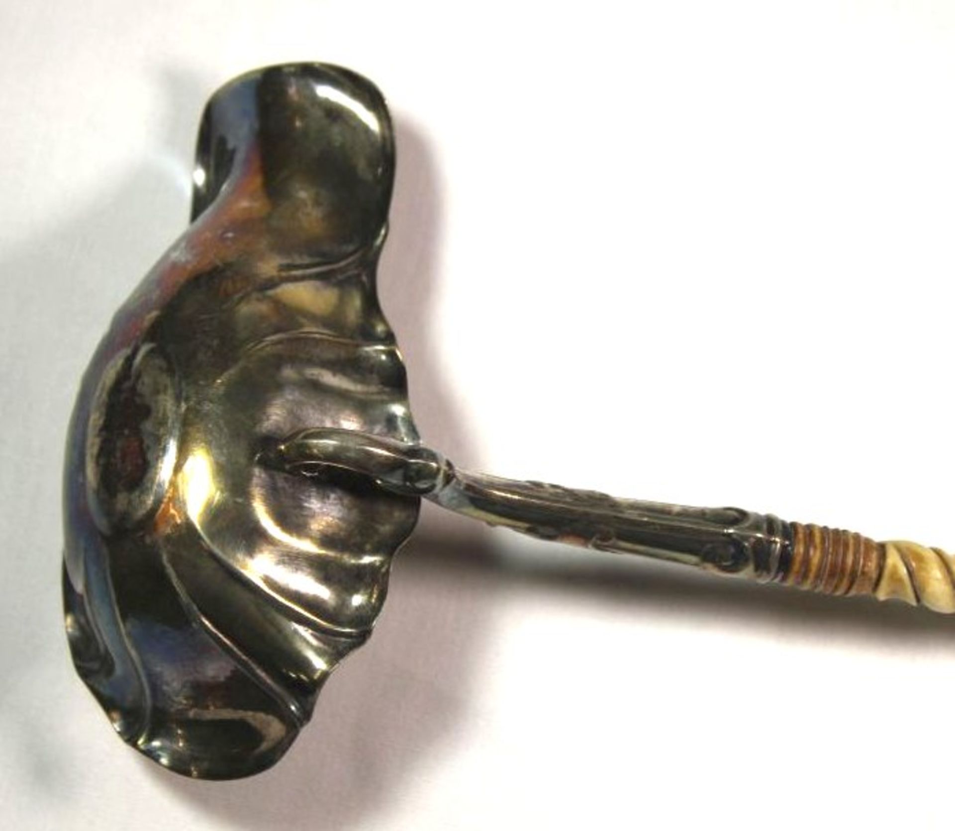 Bowlenkelle, 19. Jhd., Silber mit Beingriff, Griff mit Alters-u. Gebrauchsspuren (div. - Bild 4 aus 5