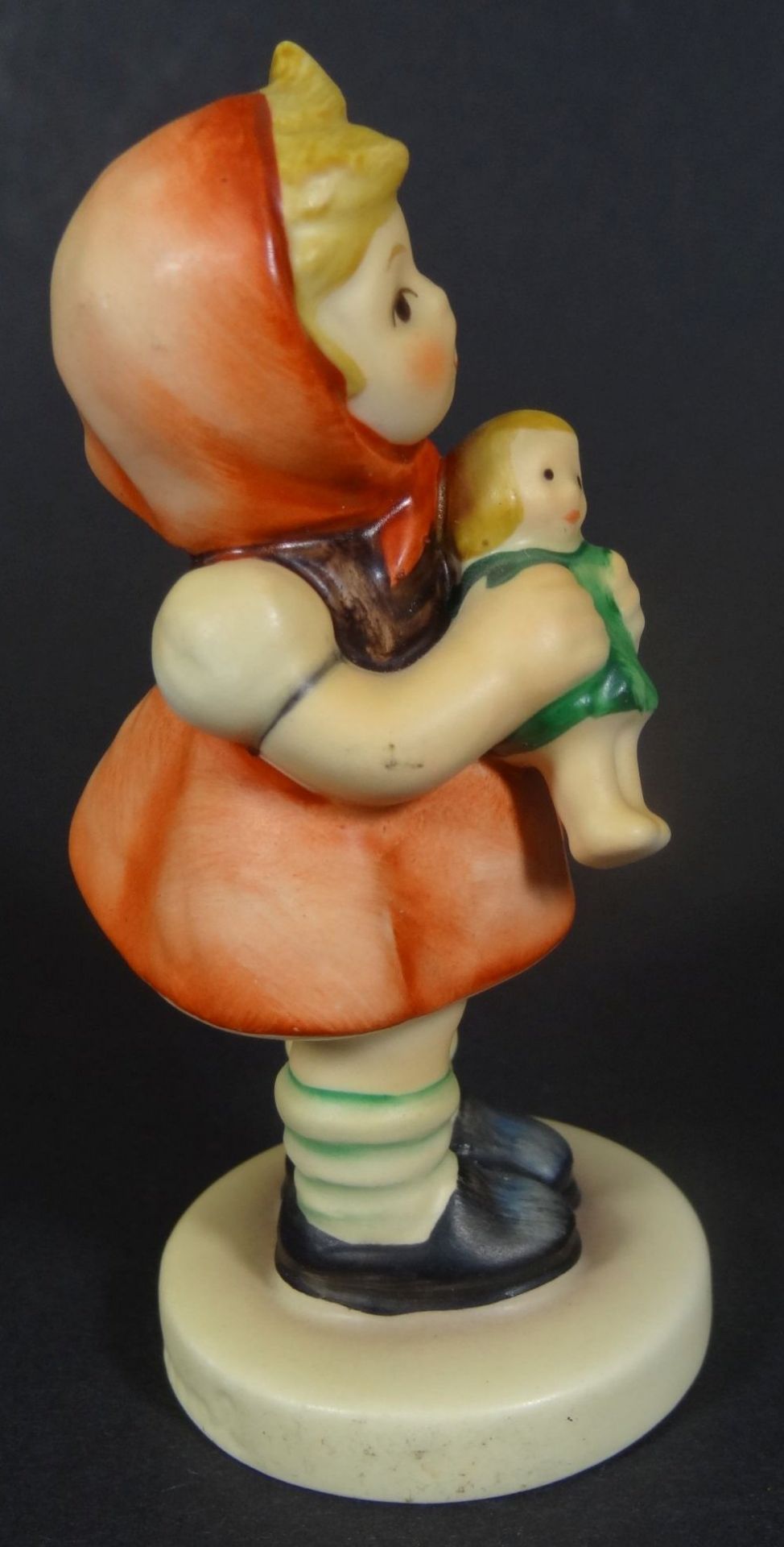 Hummelfigur "Mädchen mit Puppe" Goebel, H-8,5 c - Bild 4 aus 6