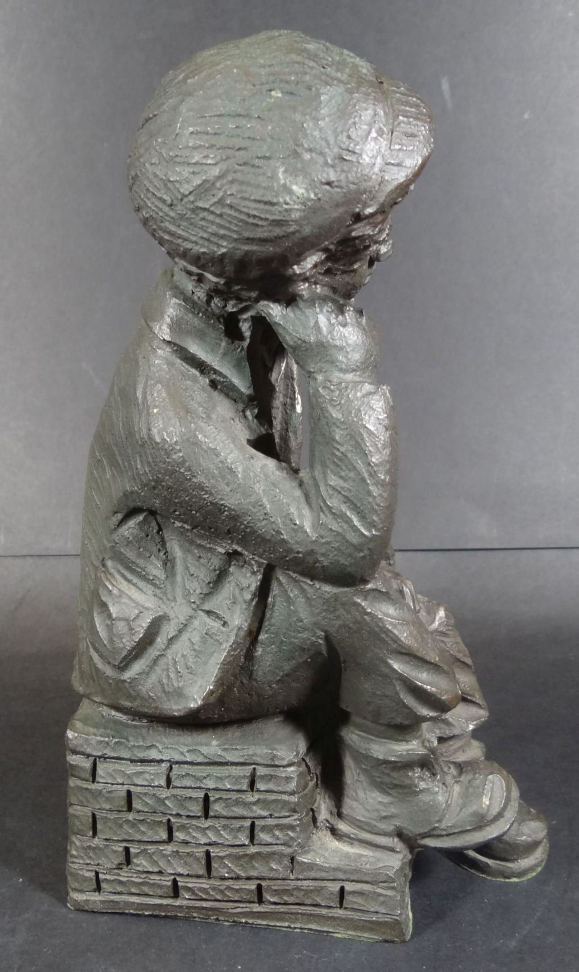 Figur eines sitzenden Landstreichers, Kunstmasse, rückseitig undeutl. gemarkt, H-22 cm, 14x10 c - Bild 2 aus 4