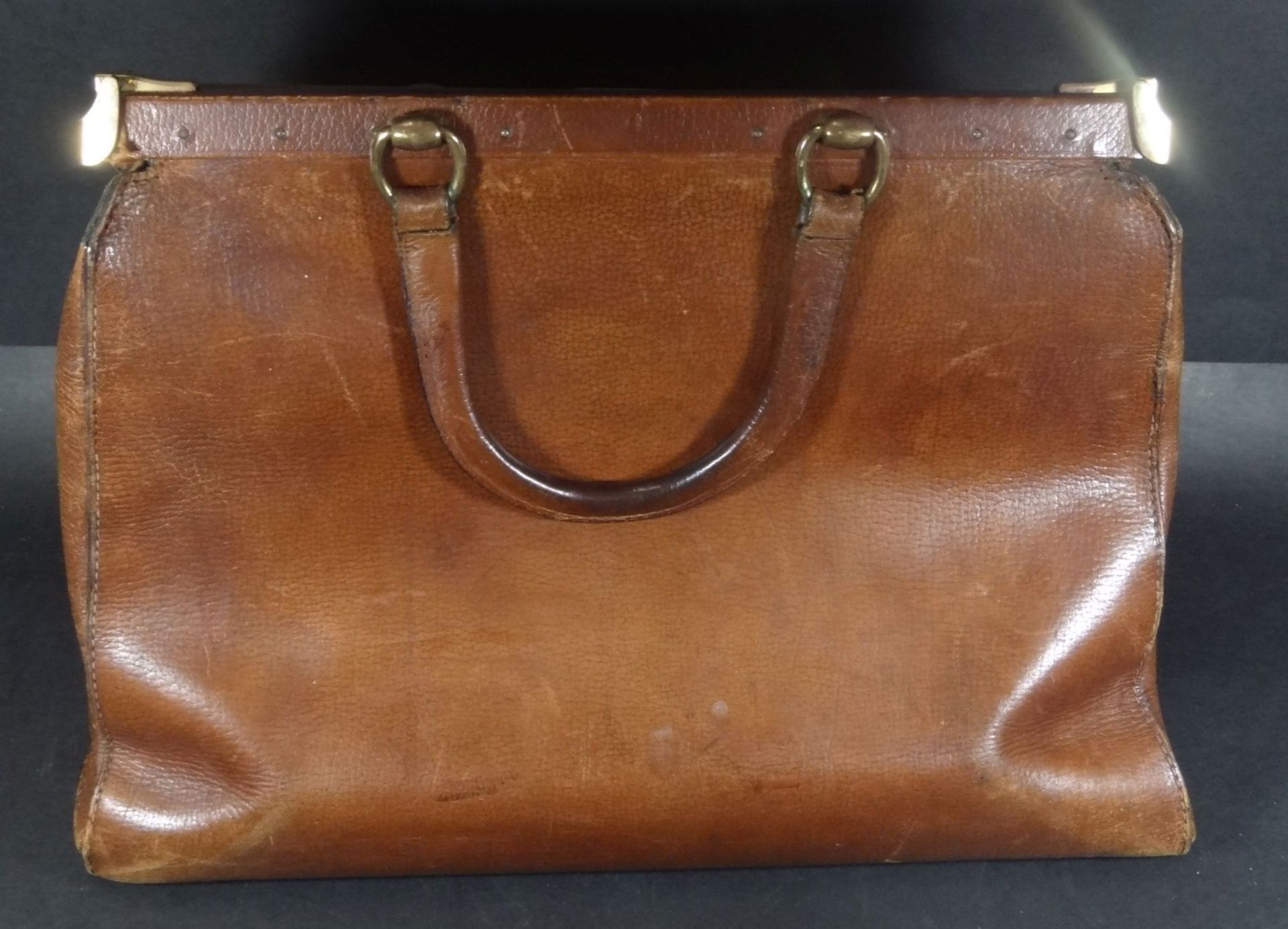 gr. Leder-Handtasche (Arzttasche?) mit Messingbeschläger, Alters-u. Gebrauchsspuren, H-28 cm, B-38 - Bild 2 aus 4