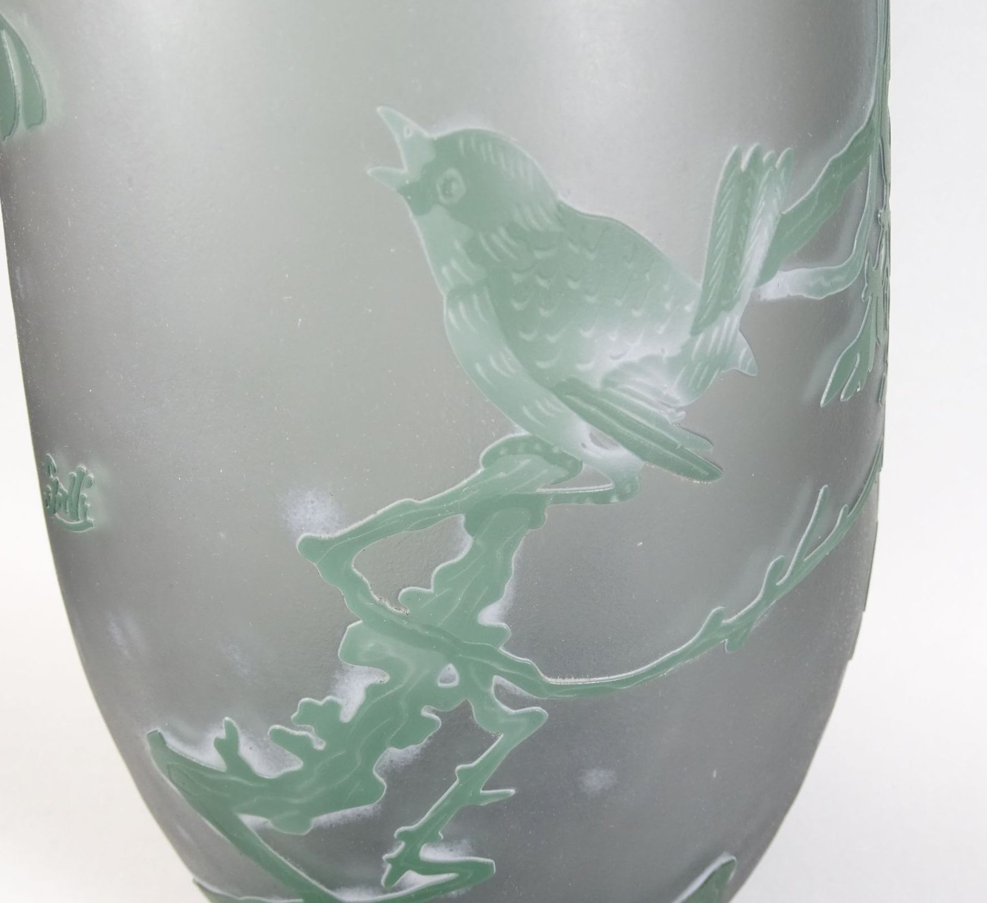 hohe Vase Type Gallè gemarkt in Boden und seitlich signiert, , Zweige und Vogel, überfangen und - Bild 2 aus 9