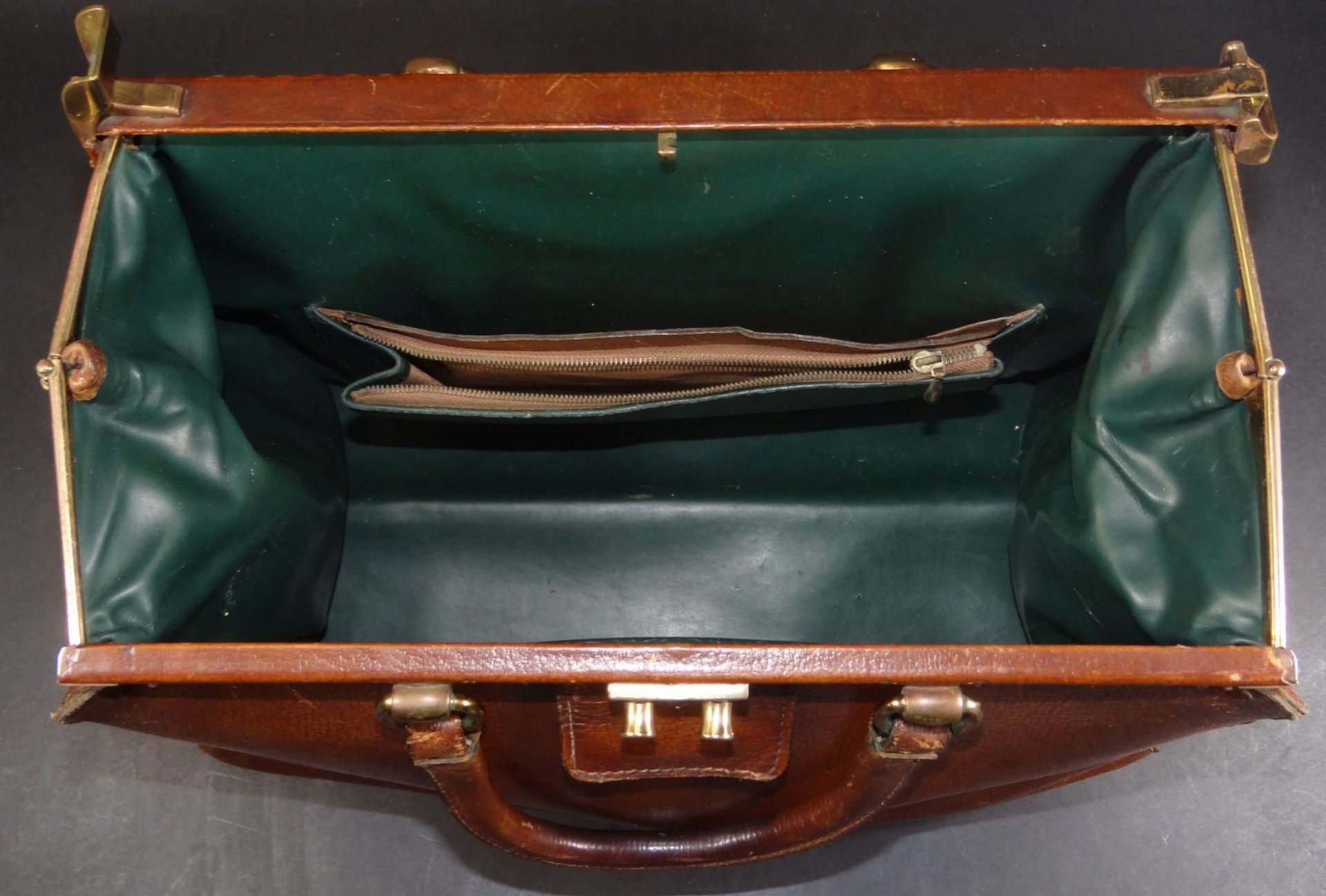 gr. Leder-Handtasche (Arzttasche?) mit Messingbeschläger, Alters-u. Gebrauchsspuren, H-28 cm, B-38 - Bild 4 aus 4