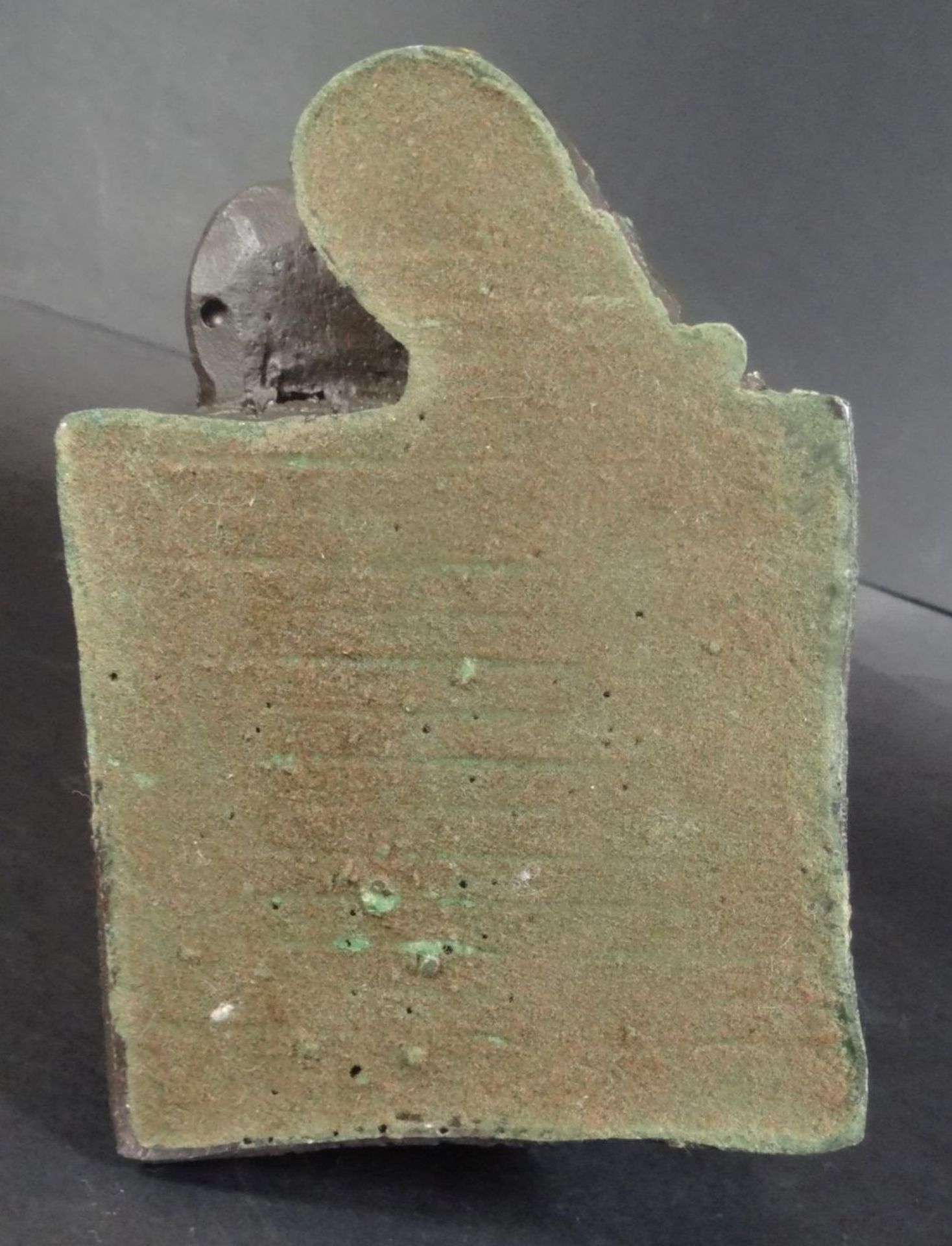 Figur eines sitzenden Landstreichers, Kunstmasse, rückseitig undeutl. gemarkt, H-22 cm, 14x10 c - Bild 4 aus 4