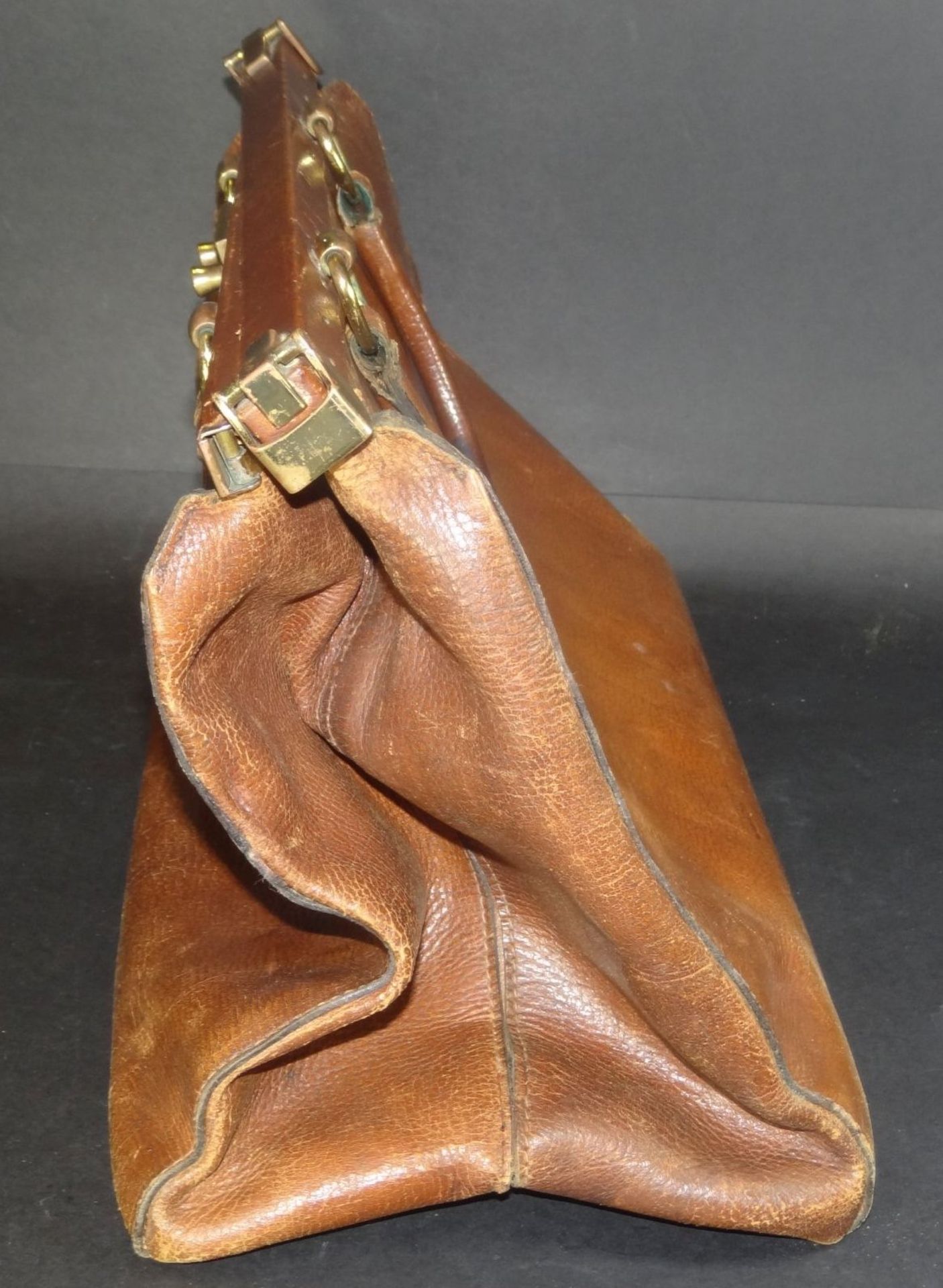 gr. Leder-Handtasche (Arzttasche?) mit Messingbeschläger, Alters-u. Gebrauchsspuren, H-28 cm, B-38 - Bild 3 aus 4