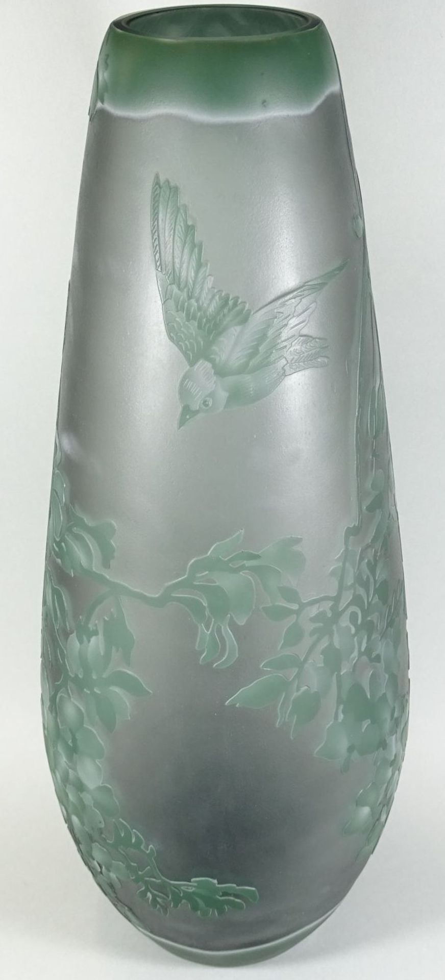 hohe Vase Type Gallè gemarkt in Boden und seitlich signiert, , Zweige und Vogel, überfangen und - Bild 6 aus 9