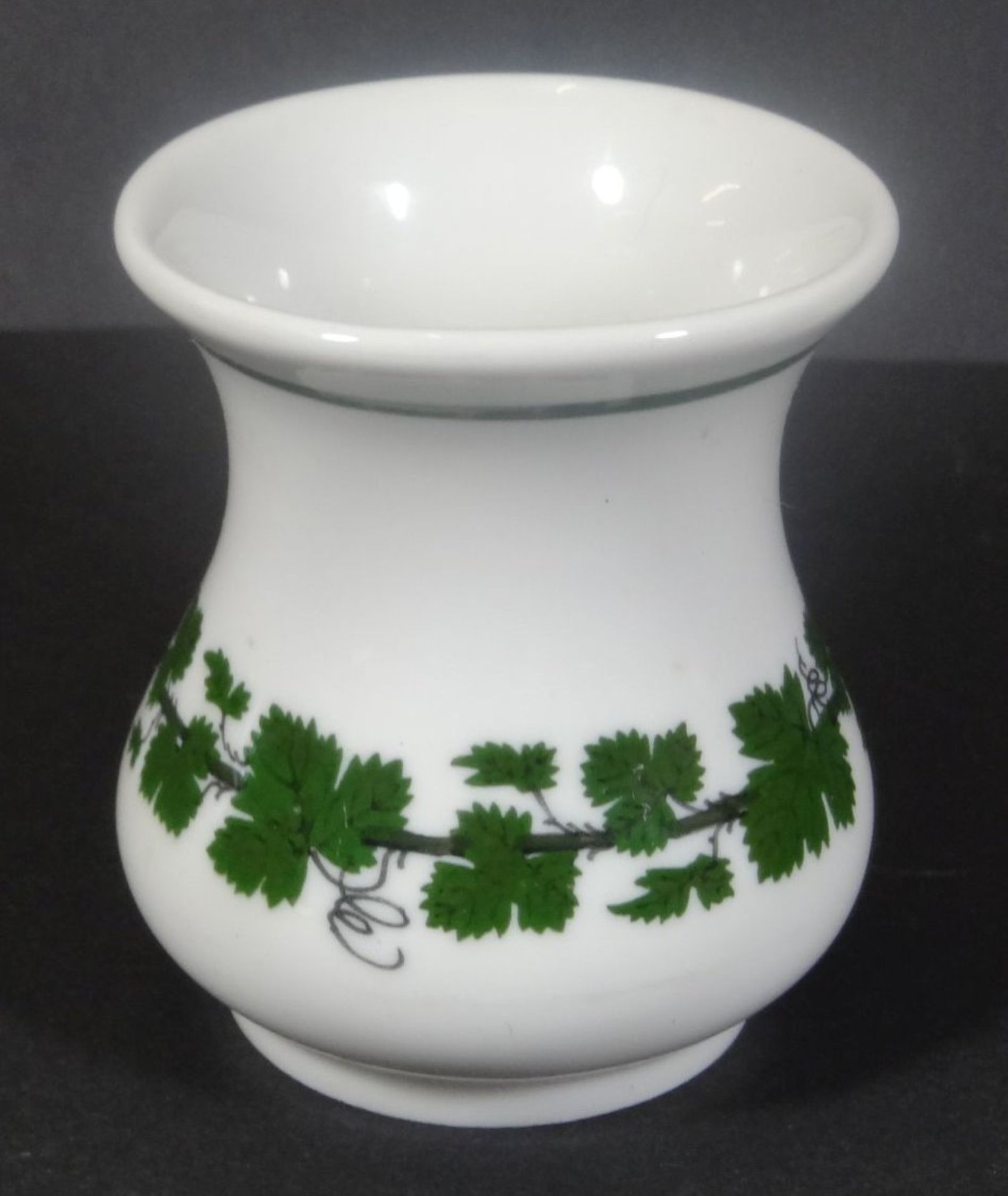 kleine Vase "Meissen" Weinlaub, H-6,5 cm