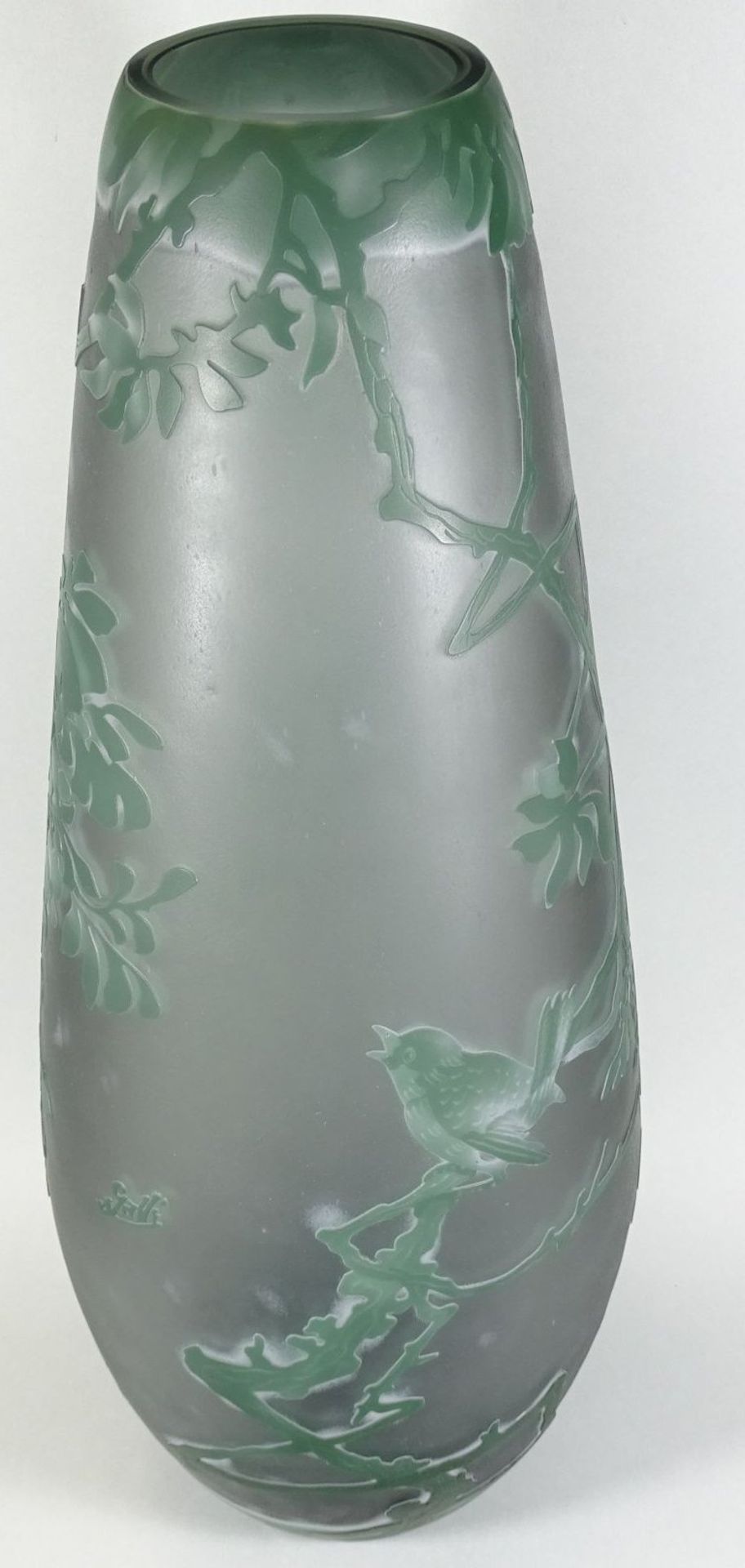 hohe Vase Type Gallè gemarkt in Boden und seitlich signiert, , Zweige und Vogel, überfangen und