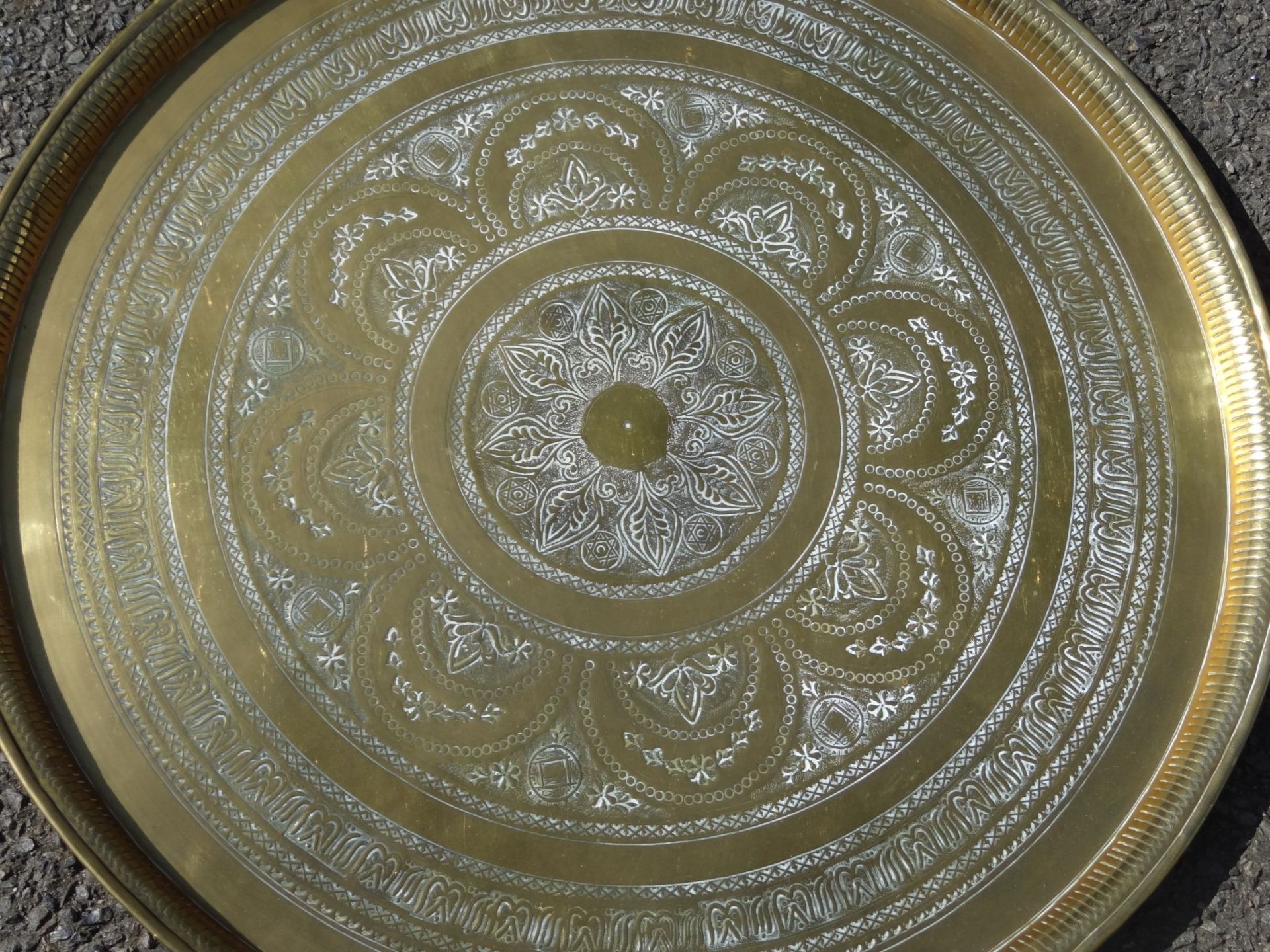 grosses massives rundes Tablett, Messing, wohl von Beduinentischchen, D-58 cm - Bild 2 aus 3