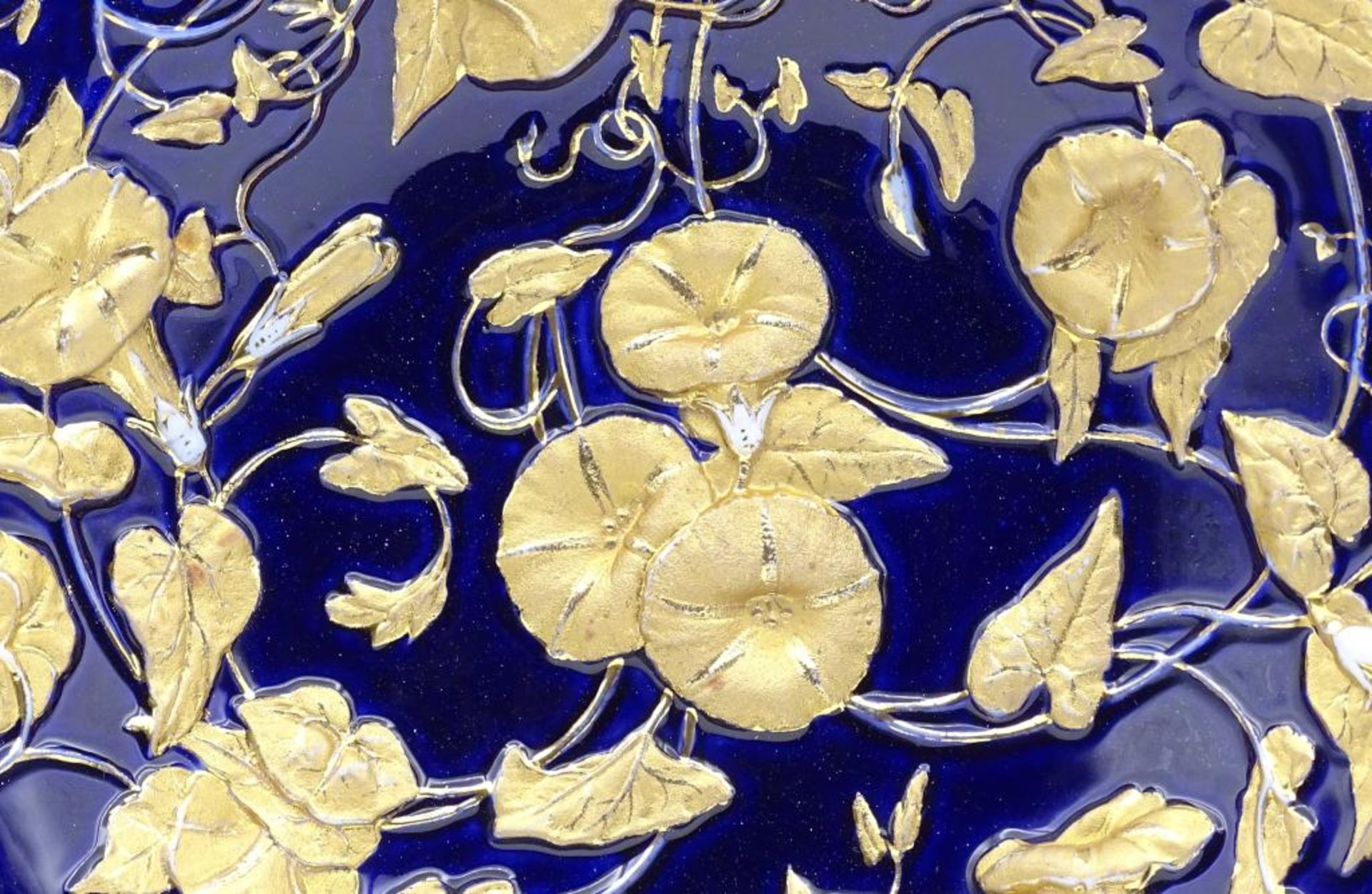 Prunkteller "Meissen", blau mit Goldstaffage,Schwertermarke im Boden,H-5,5cm,d-28,5cm,Gold tw. - Bild 2 aus 6