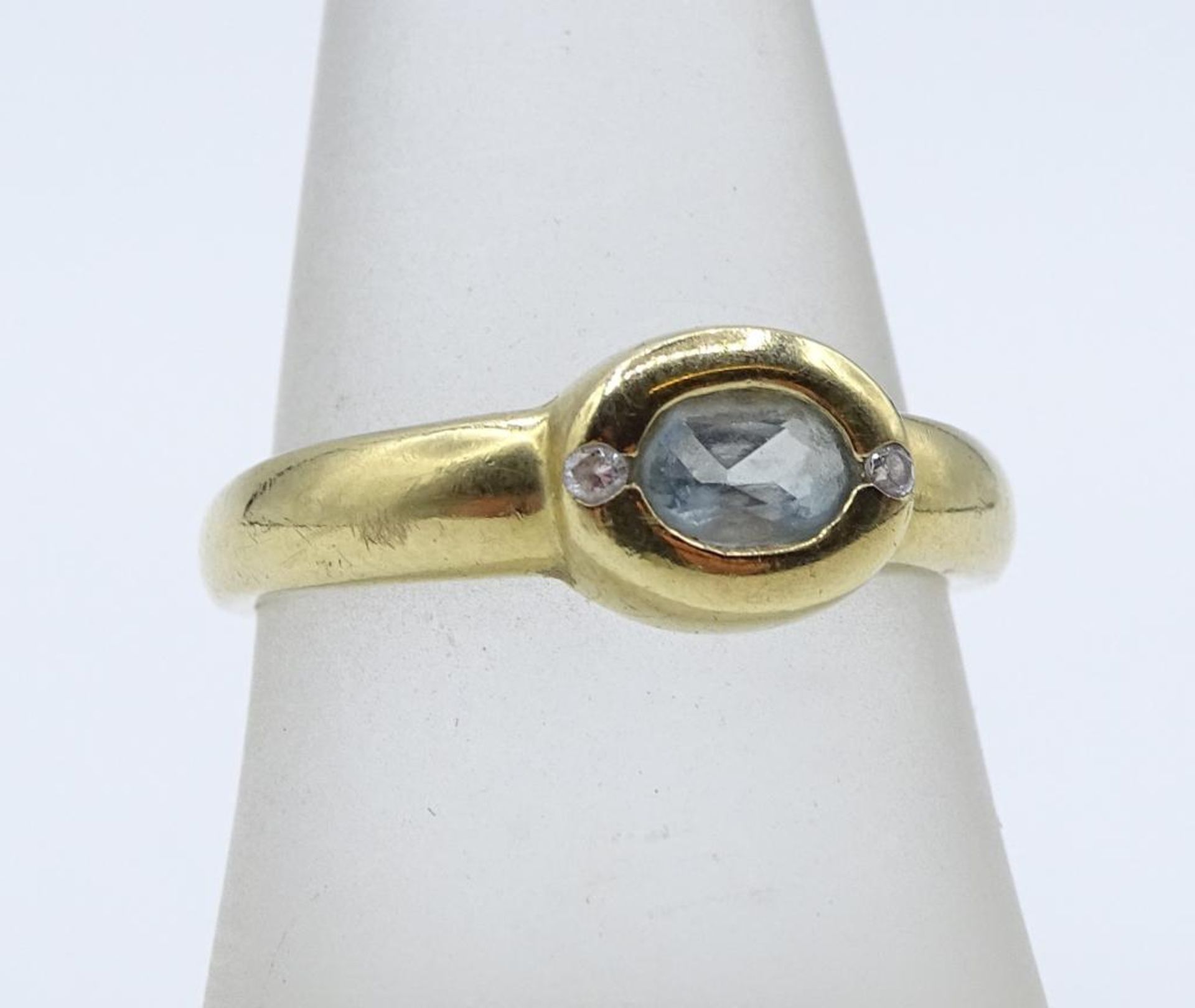 333er GG Ring mit einen hellblauen Stein und seitlich klare Steine, 2,70gr., RG 56