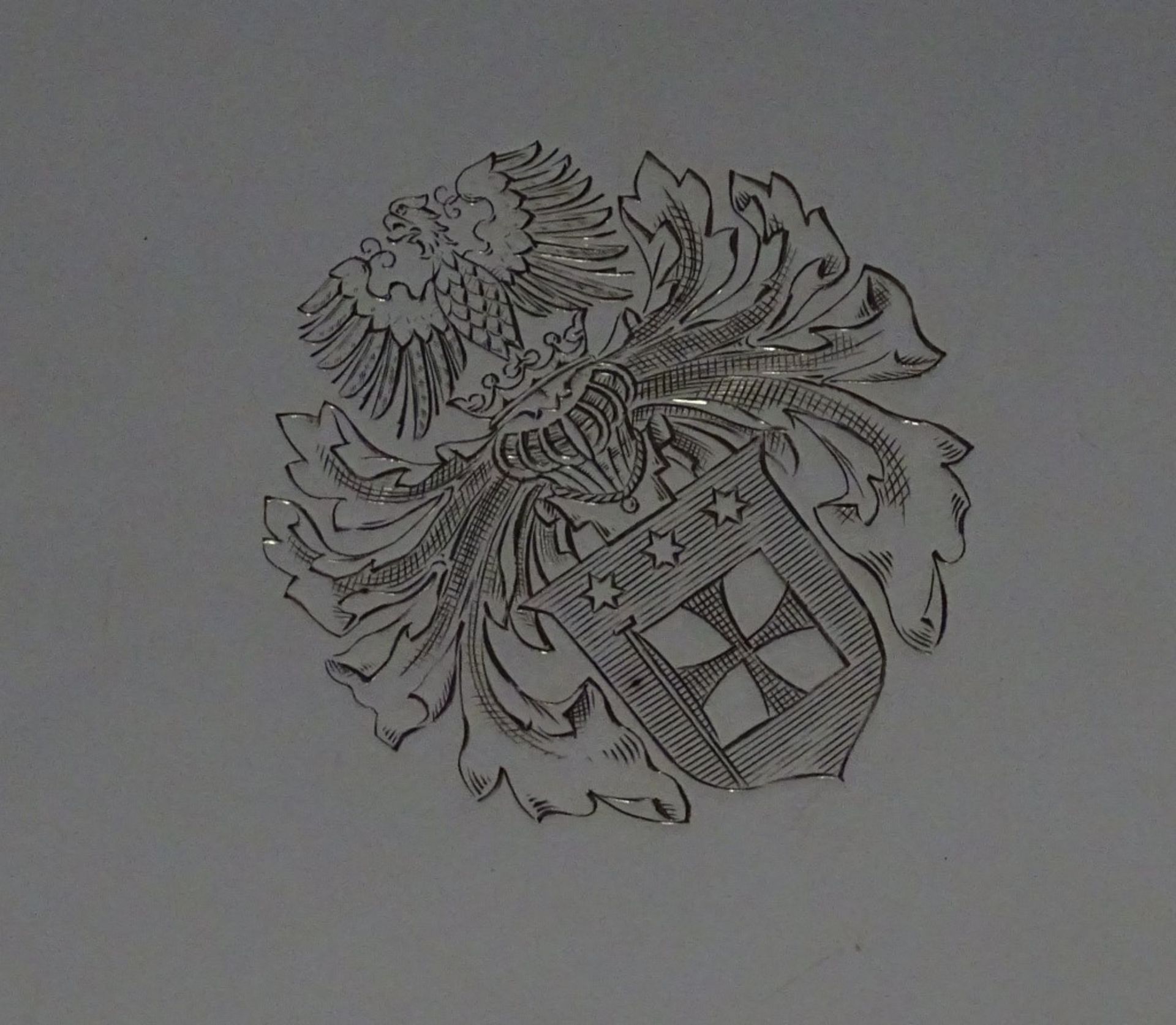 Platte,versilbert,reich verziertes Stück mit Wappen (Offizierstablett?),d- 35,5cm,ca. 900gramm,guter - Bild 3 aus 4