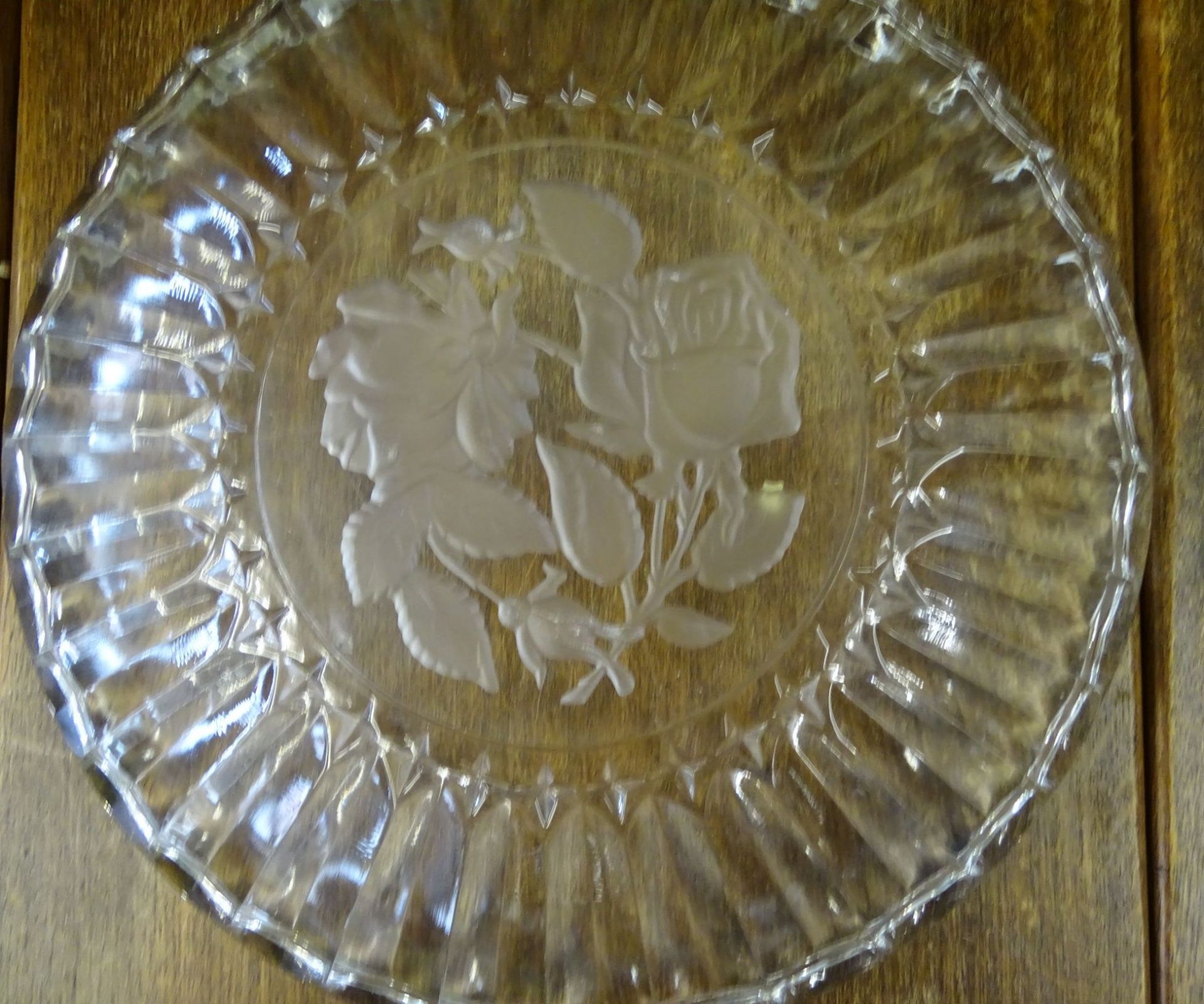 grosse Kristall-Schale, mittig mit Rosen, Alters-u. Gebrauchsspuren, Kratzer, D-29 cm - Bild 3 aus 3