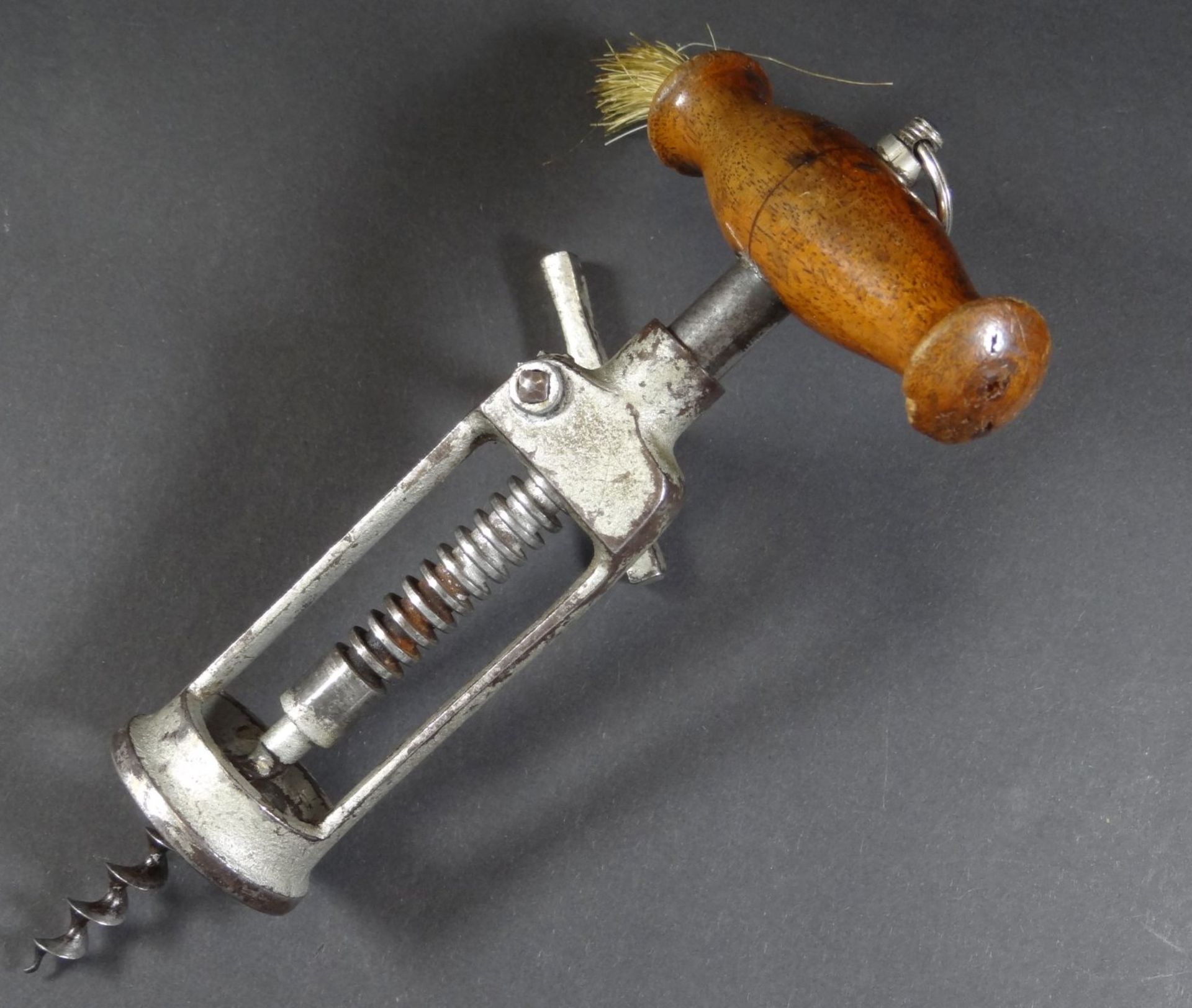 seltener, alter Korkenzieher aus Eisen, Holzgriff mit Pinsel, L-1, Alters-u. Gebrauchsspuren9 cm - Bild 2 aus 3